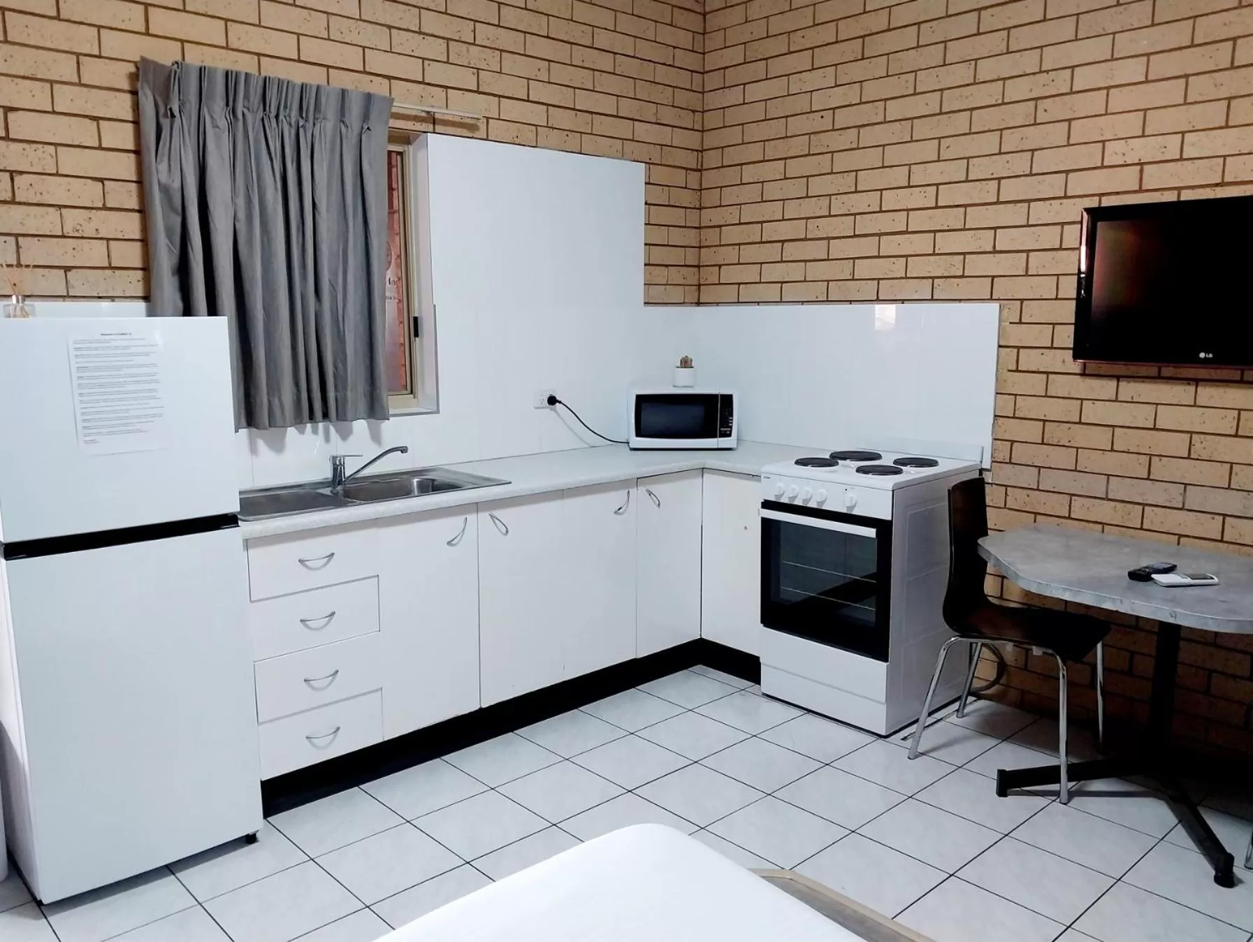 Kitchen or kitchenette in Tallarook Motor Inn