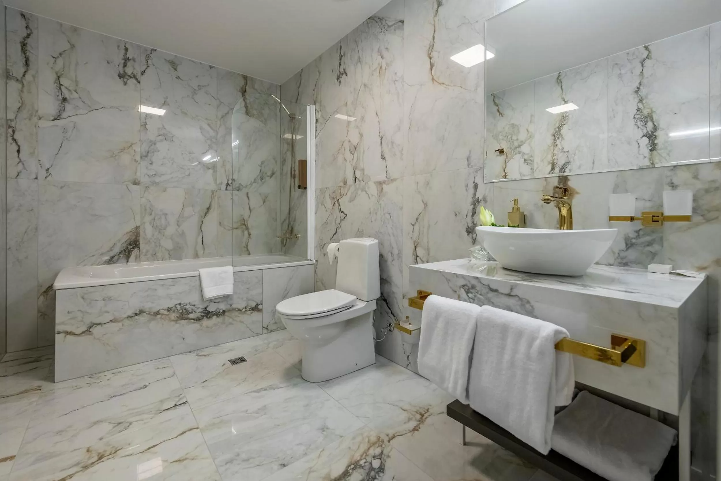 Bathroom in St Palace Hotel