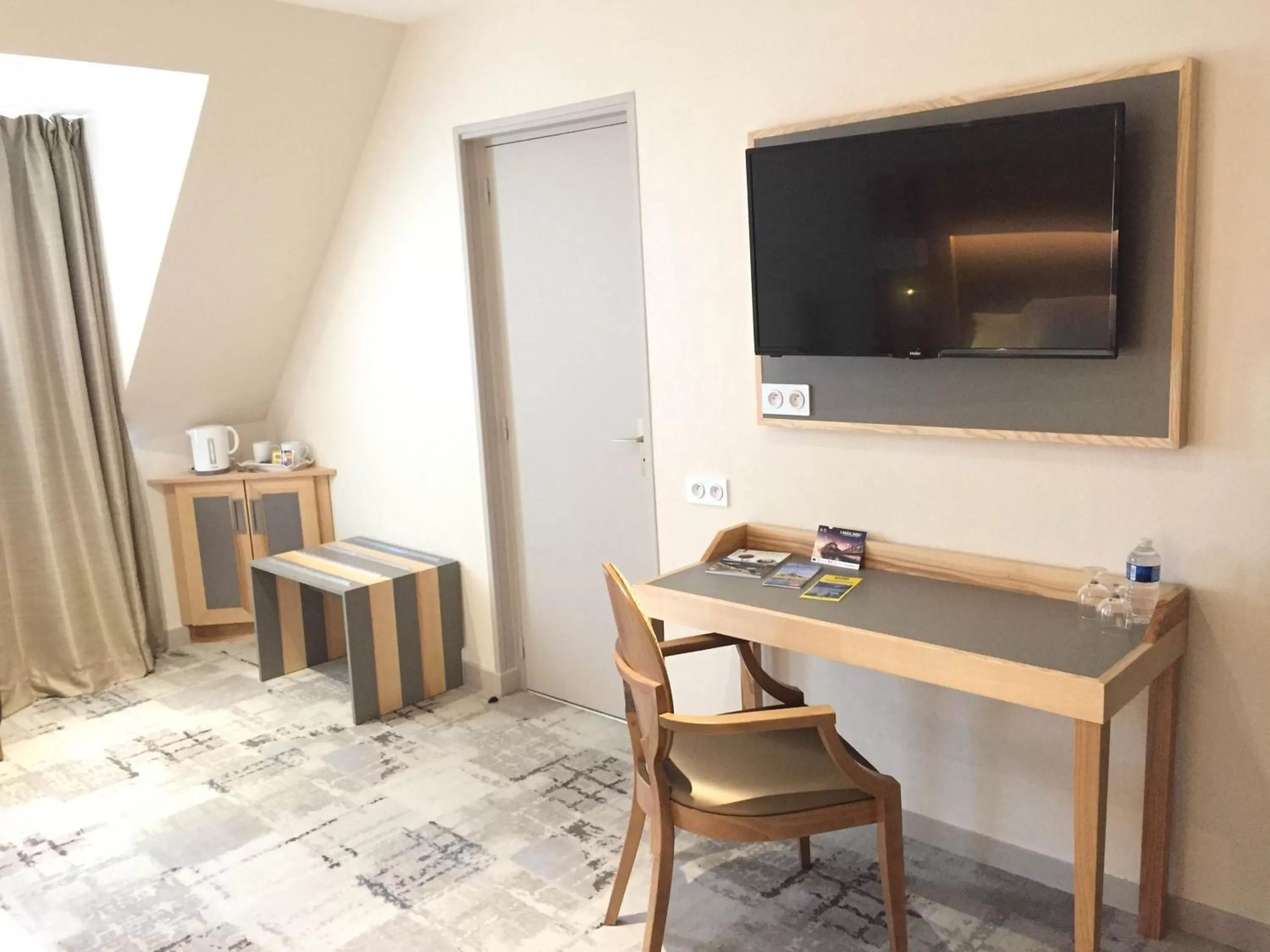 TV and multimedia in Hotel Le Cercle