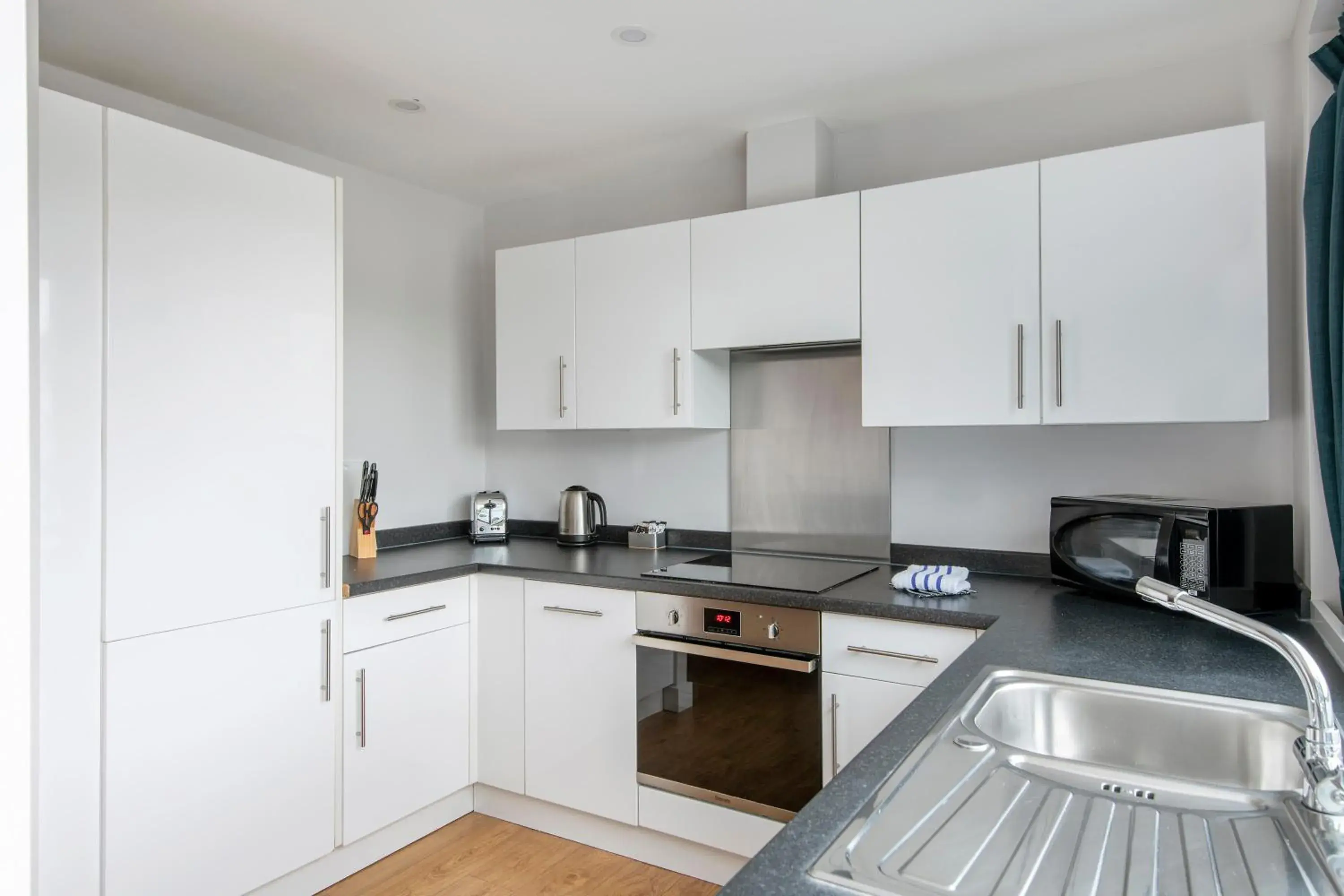 Kitchen or kitchenette, Kitchen/Kitchenette in SACO Aparthotel Farnborough