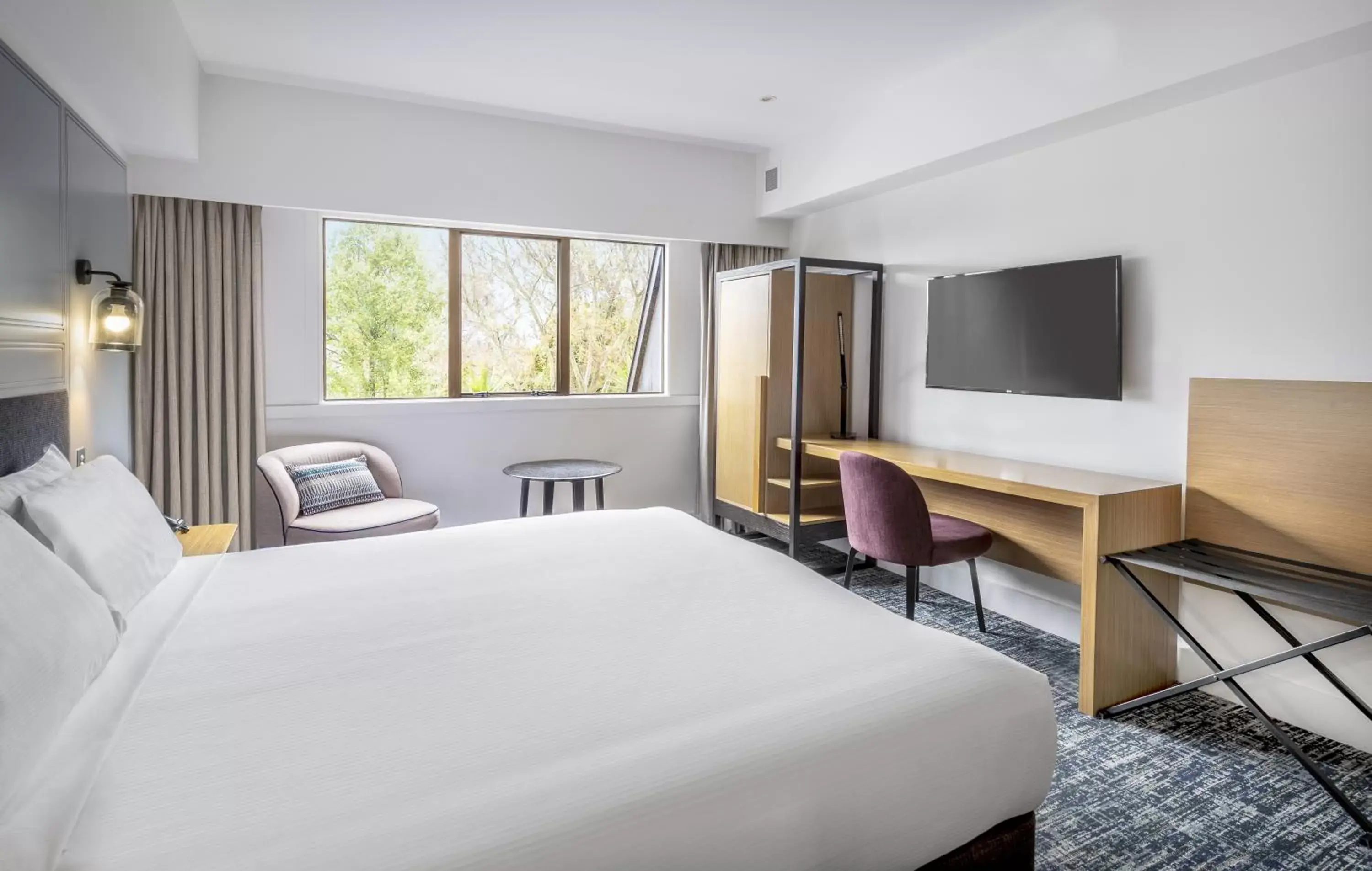 Bed, TV/Entertainment Center in Chateau On The Park - Christchurch, A Doubletree By Hilton