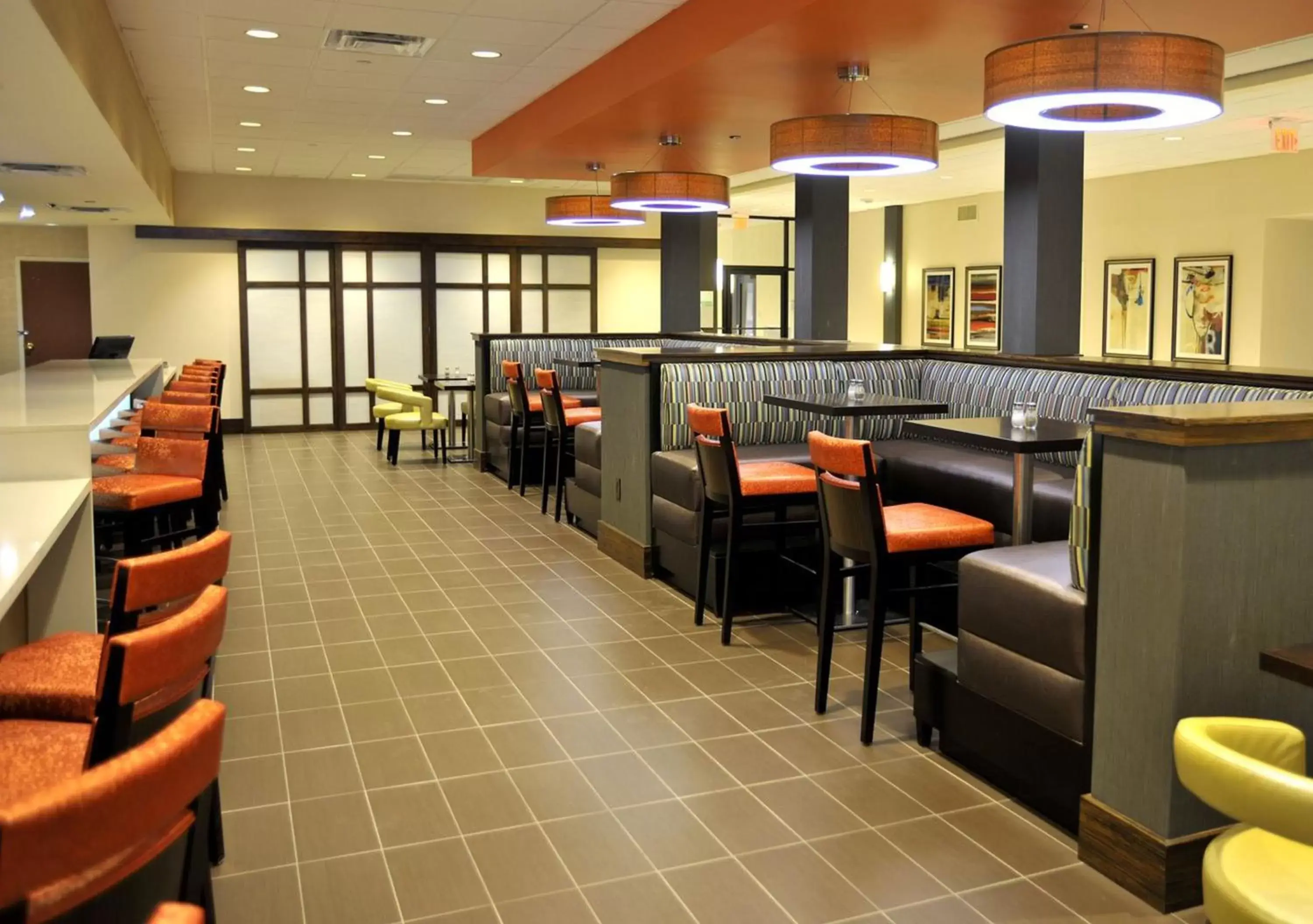 Restaurant/Places to Eat in Holiday Inn and Suites Charleston West, an IHG Hotel