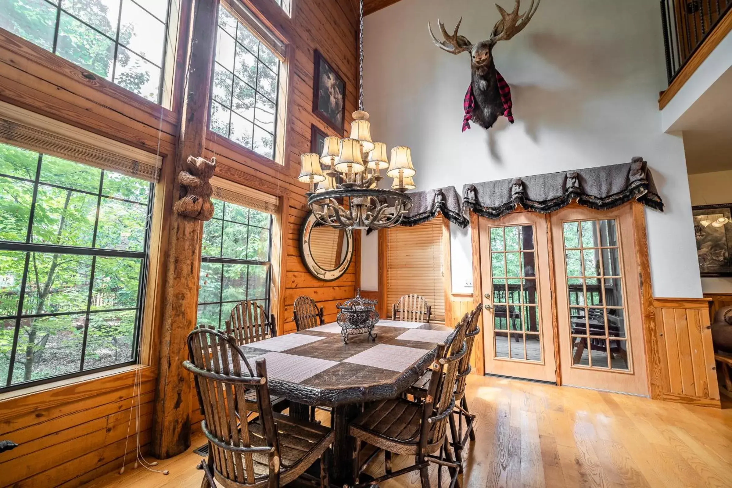 Dining area in Cabins at Grand Mountain