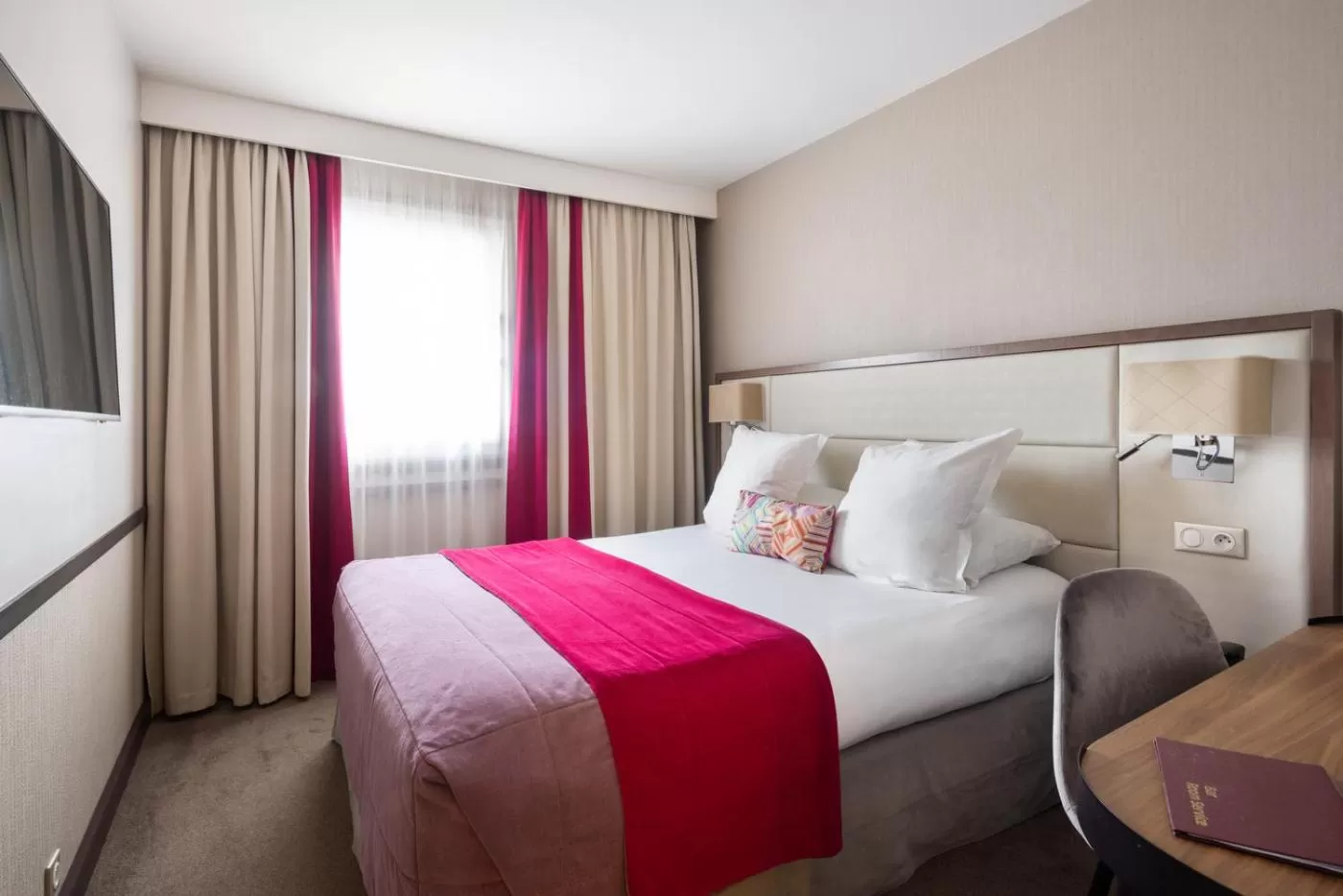 Bed in Hôtel Paris Neuilly