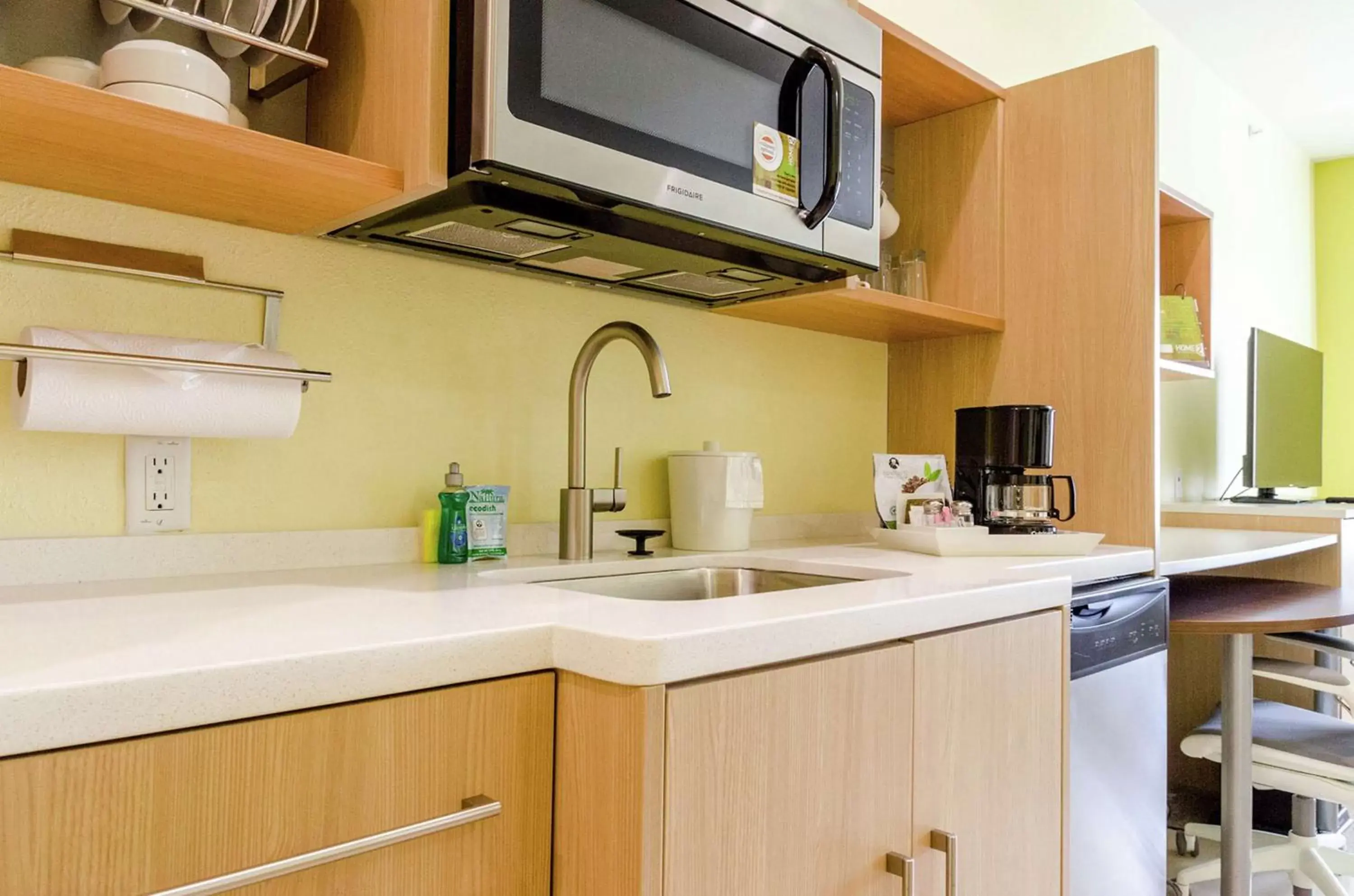 Kitchen or kitchenette, Kitchen/Kitchenette in Home2 Suites by Hilton Portland