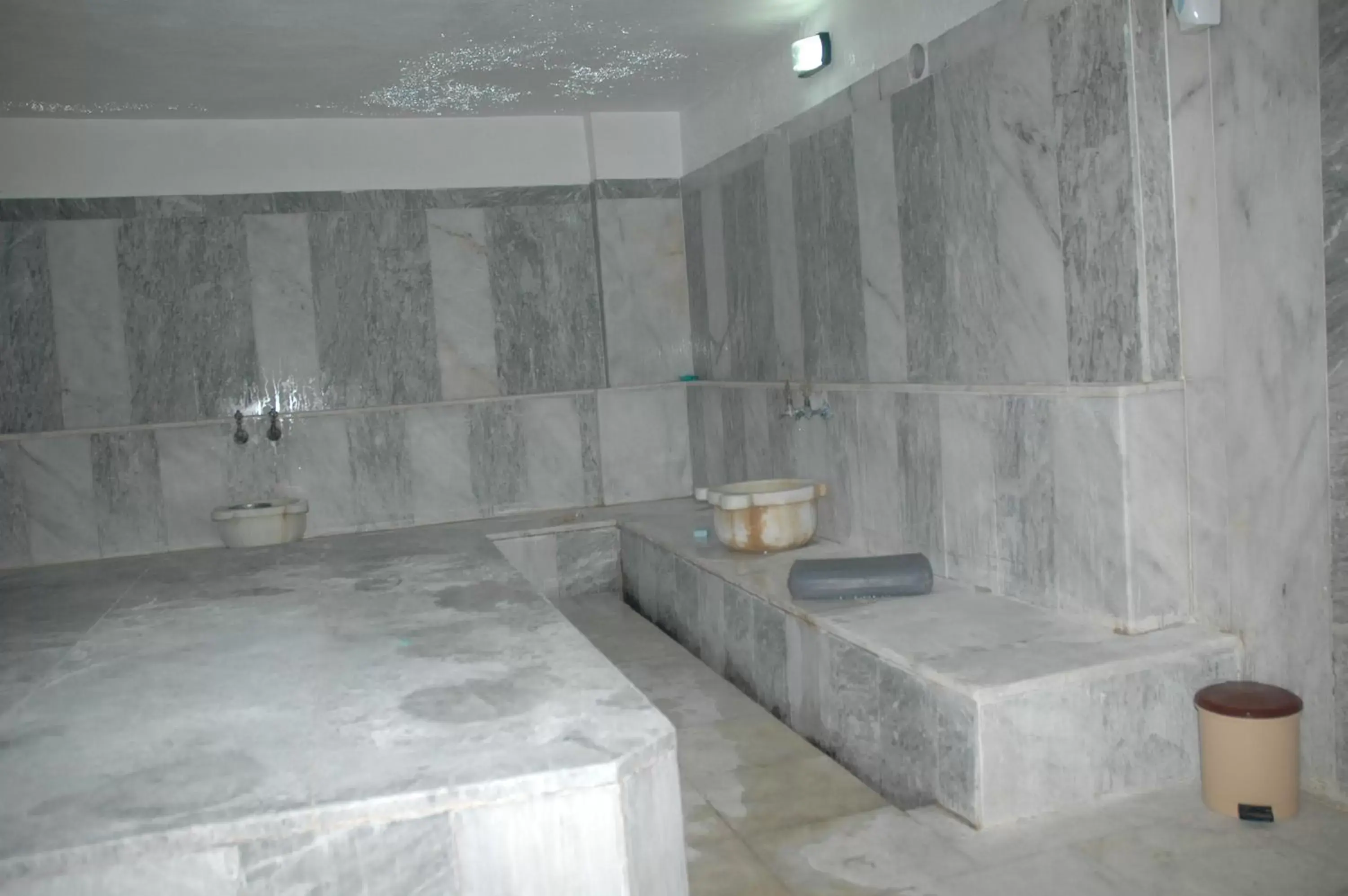 Spa and wellness centre/facilities, Bathroom in Arora Hotel