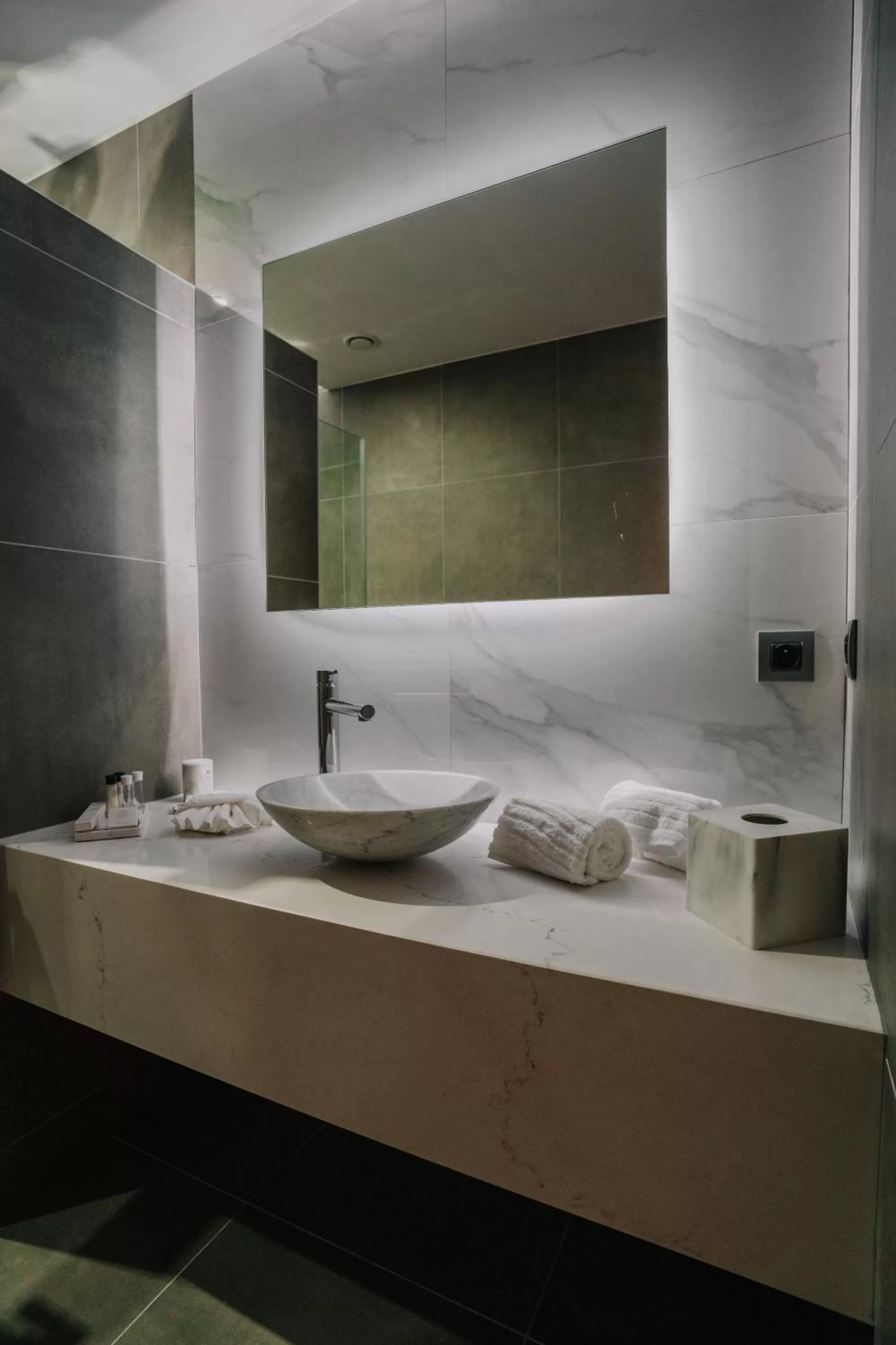 Bathroom, Bed in Hôtel Concorde