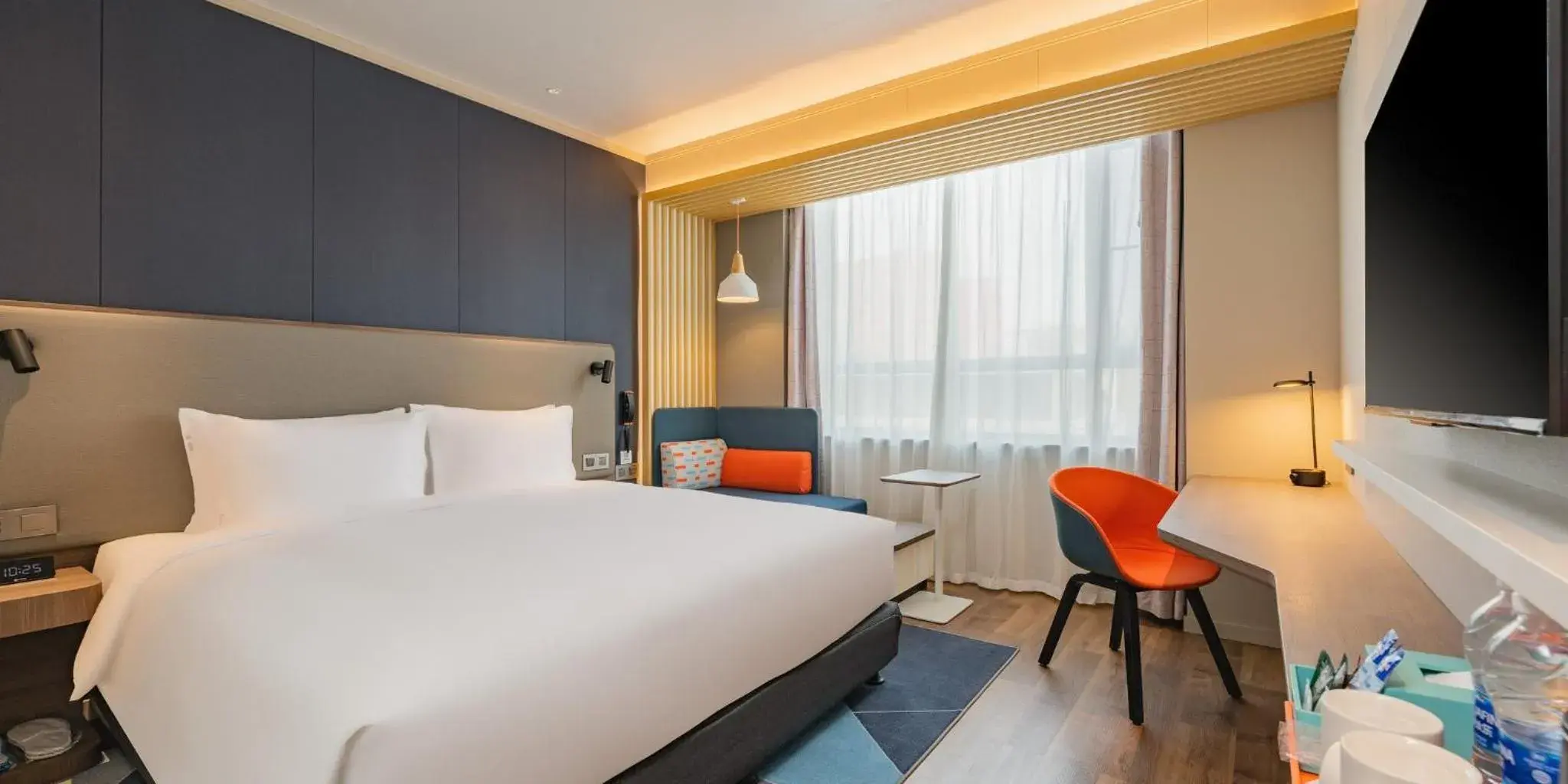 Photo of the whole room, Bed in Holiday Inn Express Taiyuan High Tech Zone, an IHG Hotel