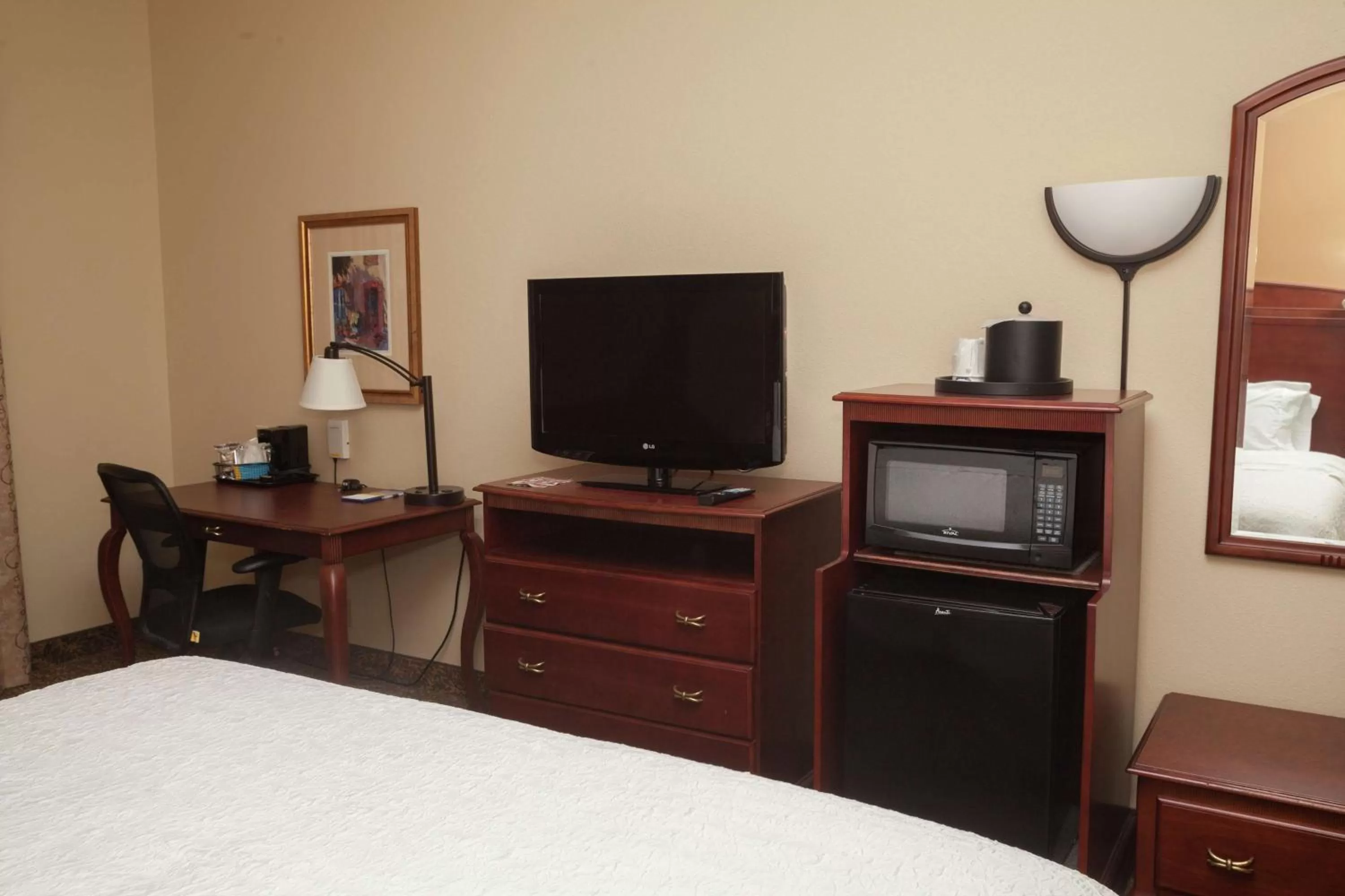 Bedroom, Bed in Hampton Inn Oneonta