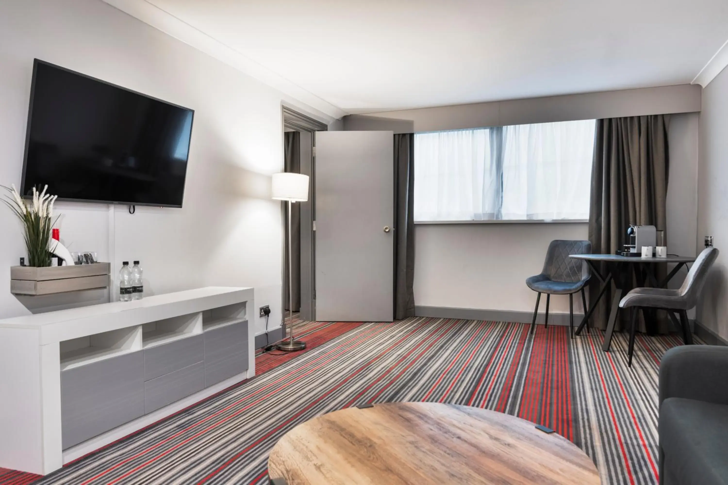 TV and multimedia, TV/Entertainment Center in Park Inn By Radisson Cardiff City Centre