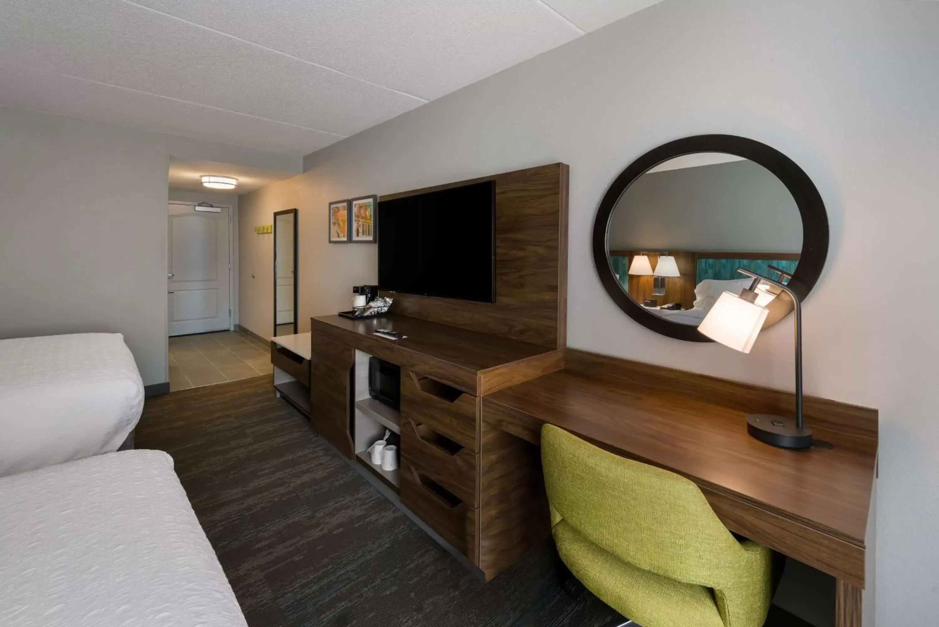 Bedroom, TV/Entertainment Center in Hampton Inn and Suites Fredericksburg