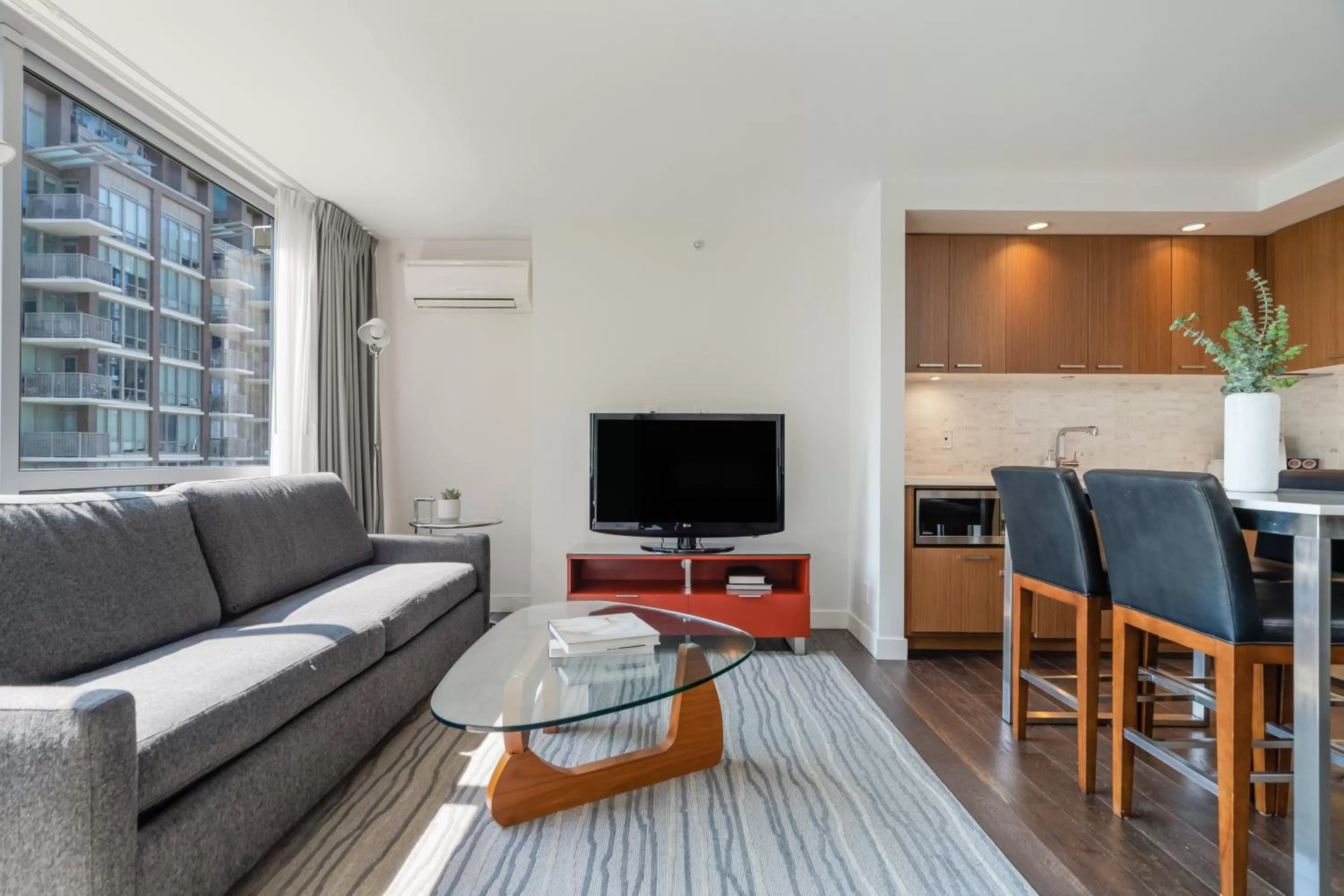 TV and multimedia in Level Vancouver Yaletown - Seymour