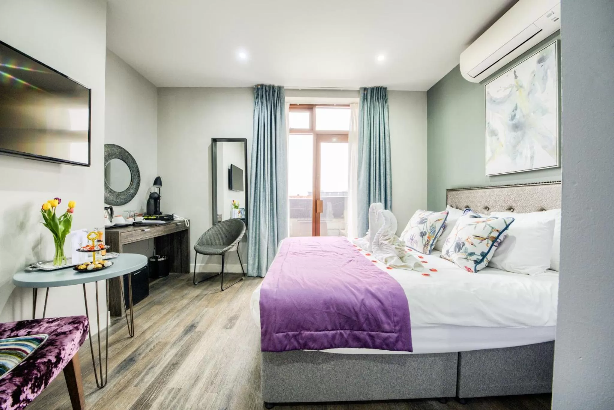 Photo of the whole room, Bed in Villare Leicester City Centre hotel