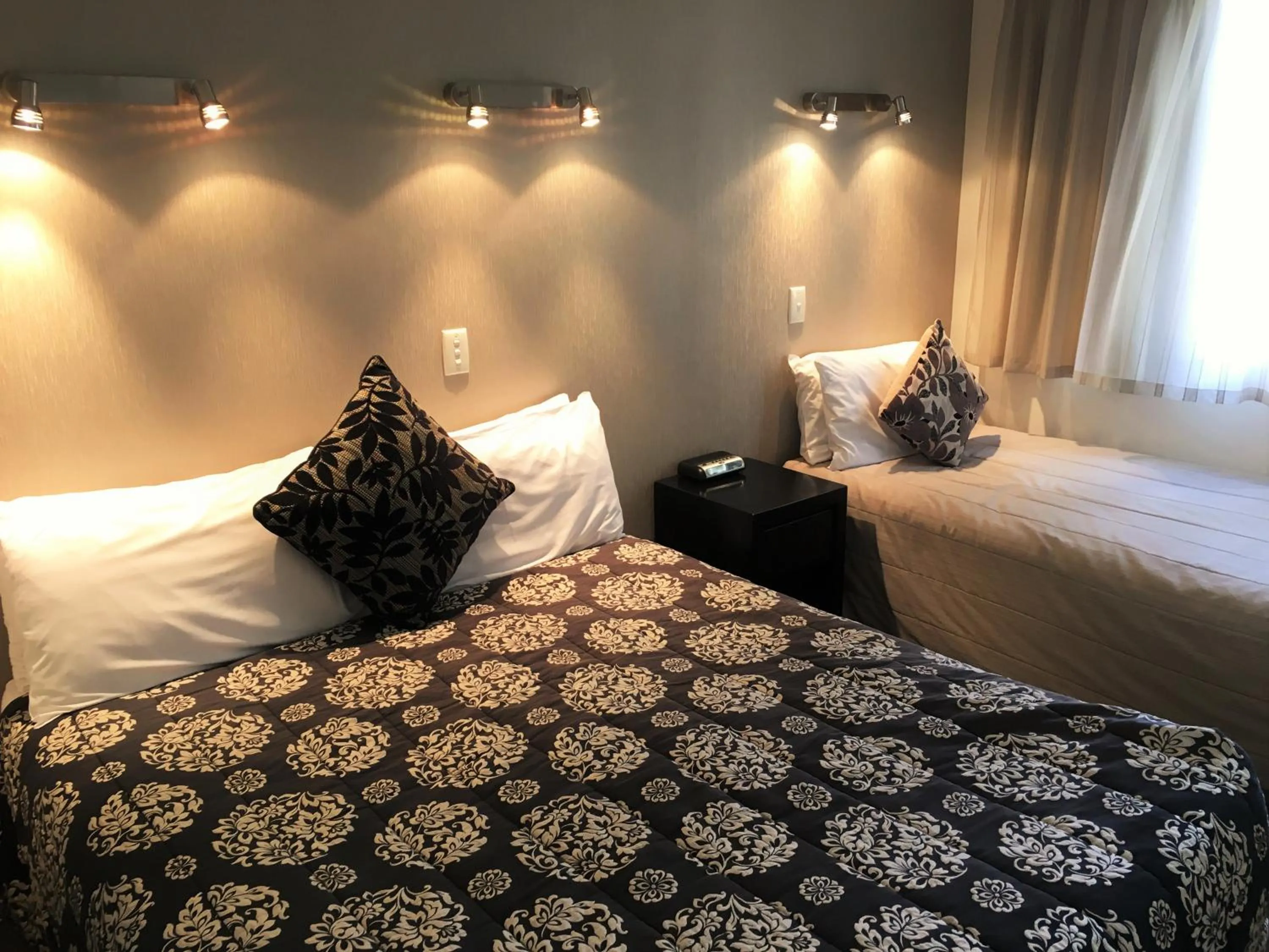 Bedroom, Bed in Cable Court Motel