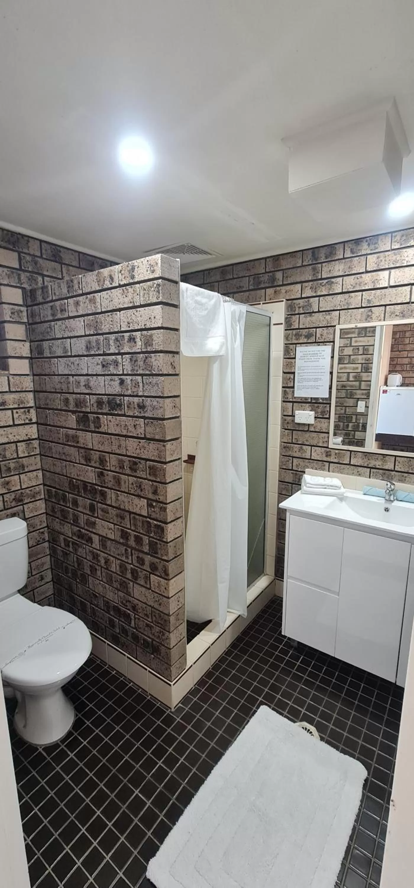 Bathroom in The SIM - Sussex Inlet Motel