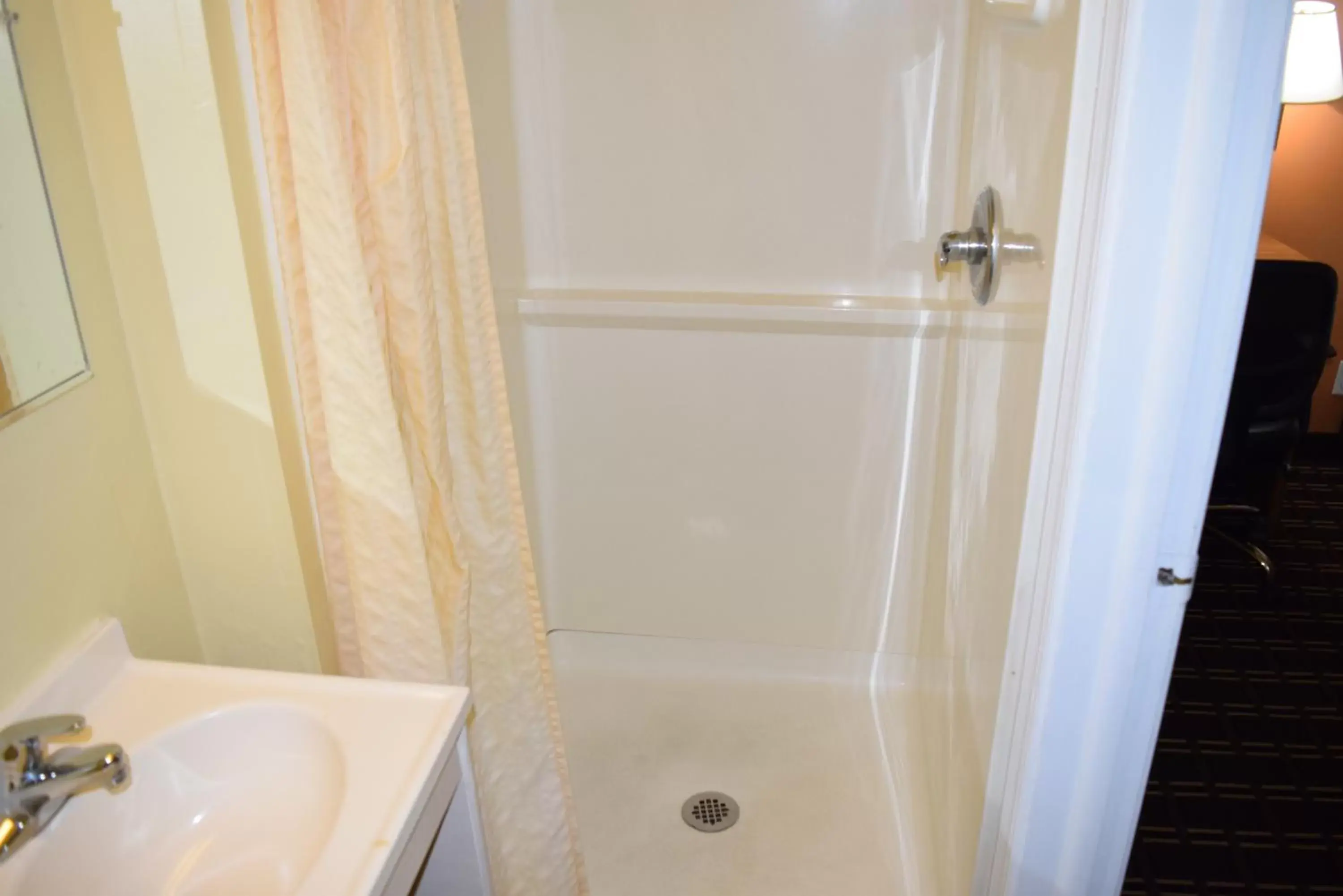 Bathroom in White Oaks Motel Pennsville/Carneys Point Bathroom in White Oaks Motel Pennsville/Carneys Point