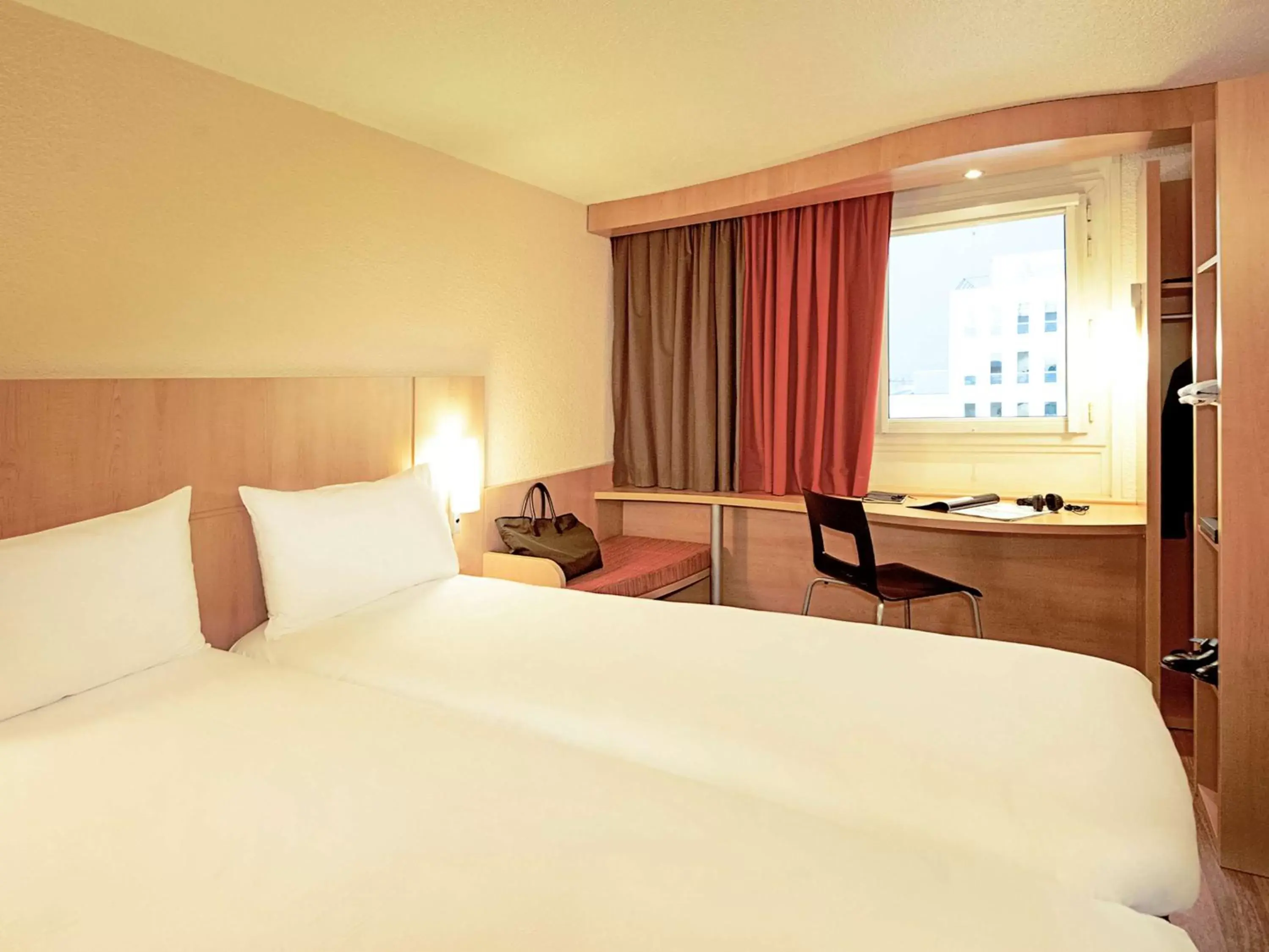 Photo of the whole room, Bed in Hotel ibis Lisboa Jose Malhoa