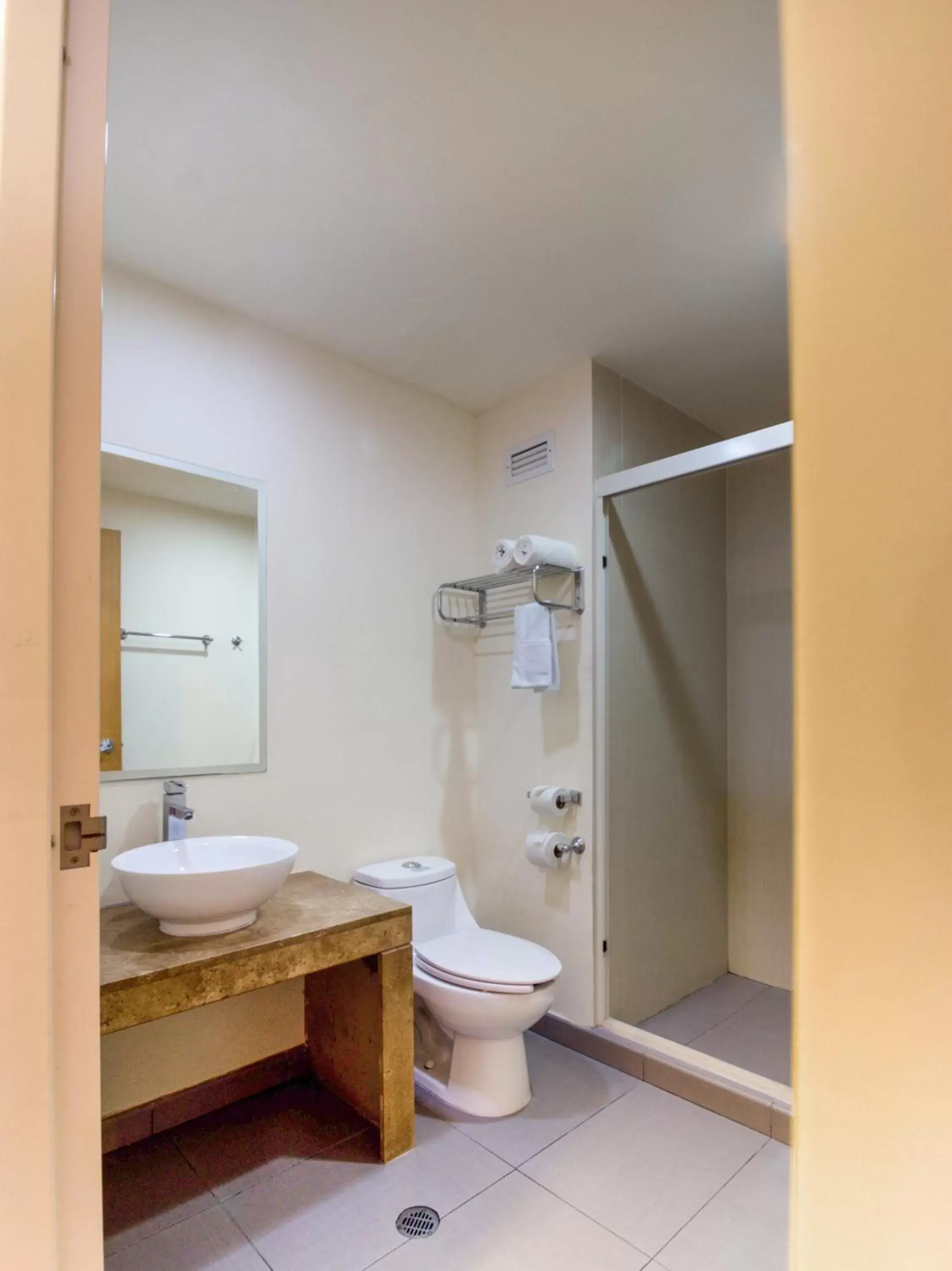 Bathroom in Capital O Hotel Herederos, Piedras Negras
