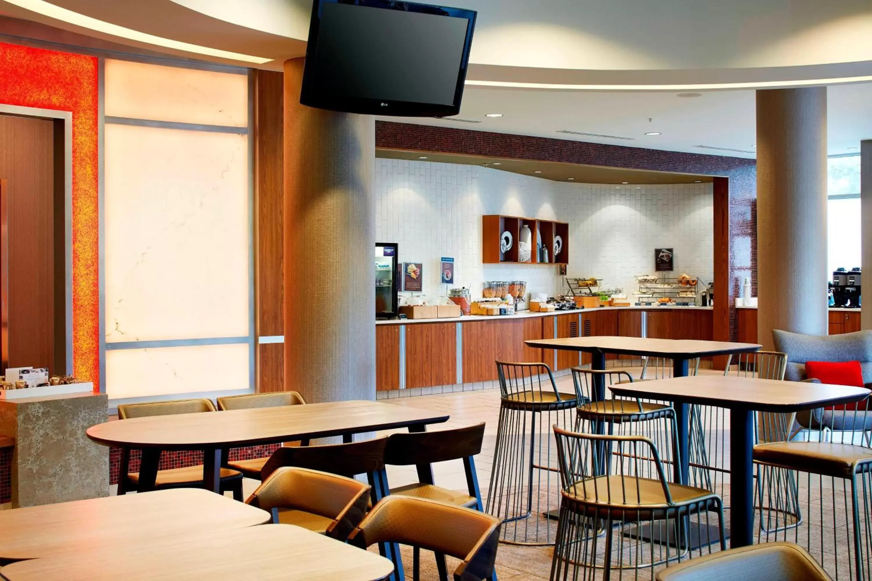 Breakfast, Lounge/Bar in SpringHill Suites by Marriott Columbus OSU