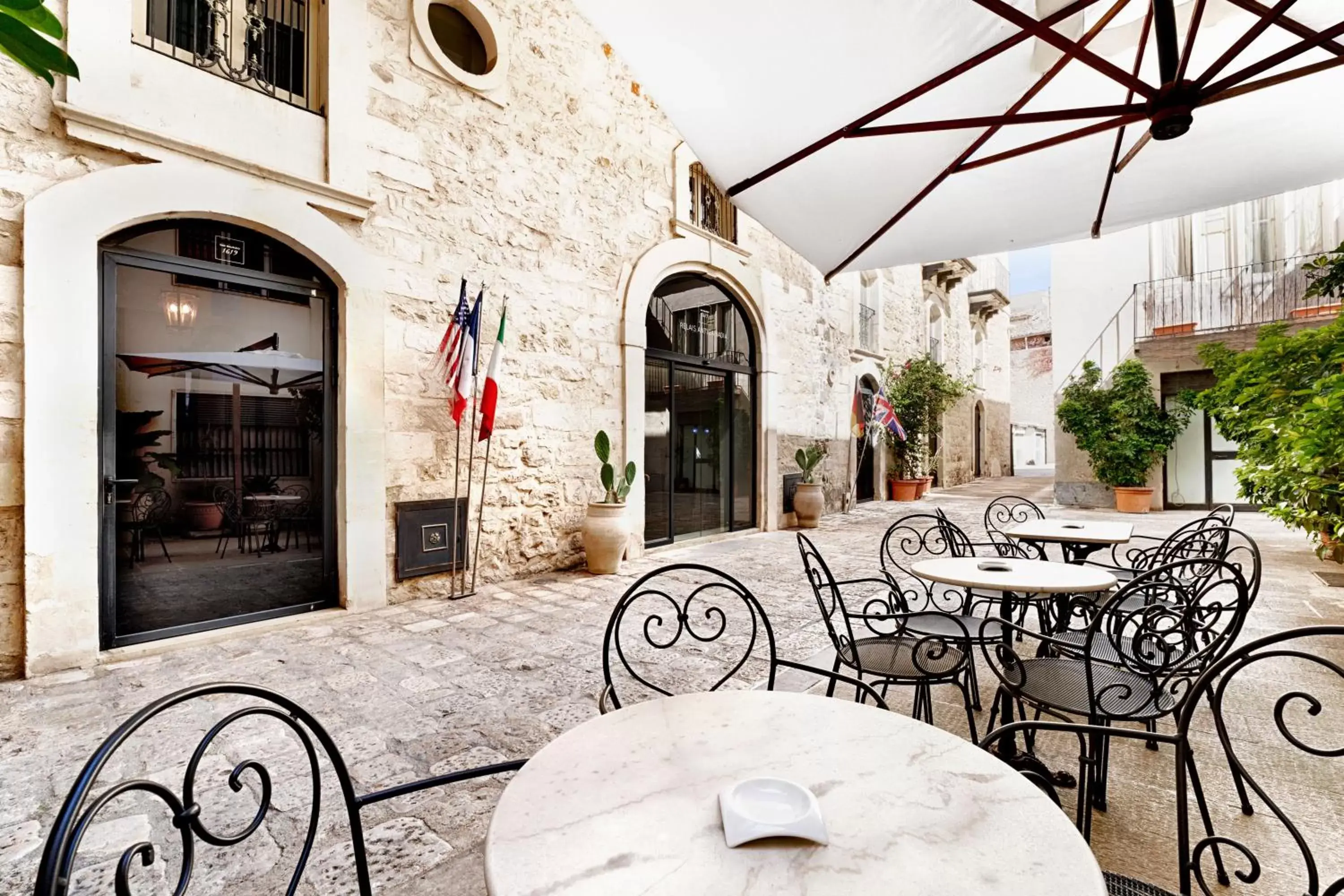 Patio, Restaurant/Places to Eat in Relais Antica Badia - San Maurizio 1619