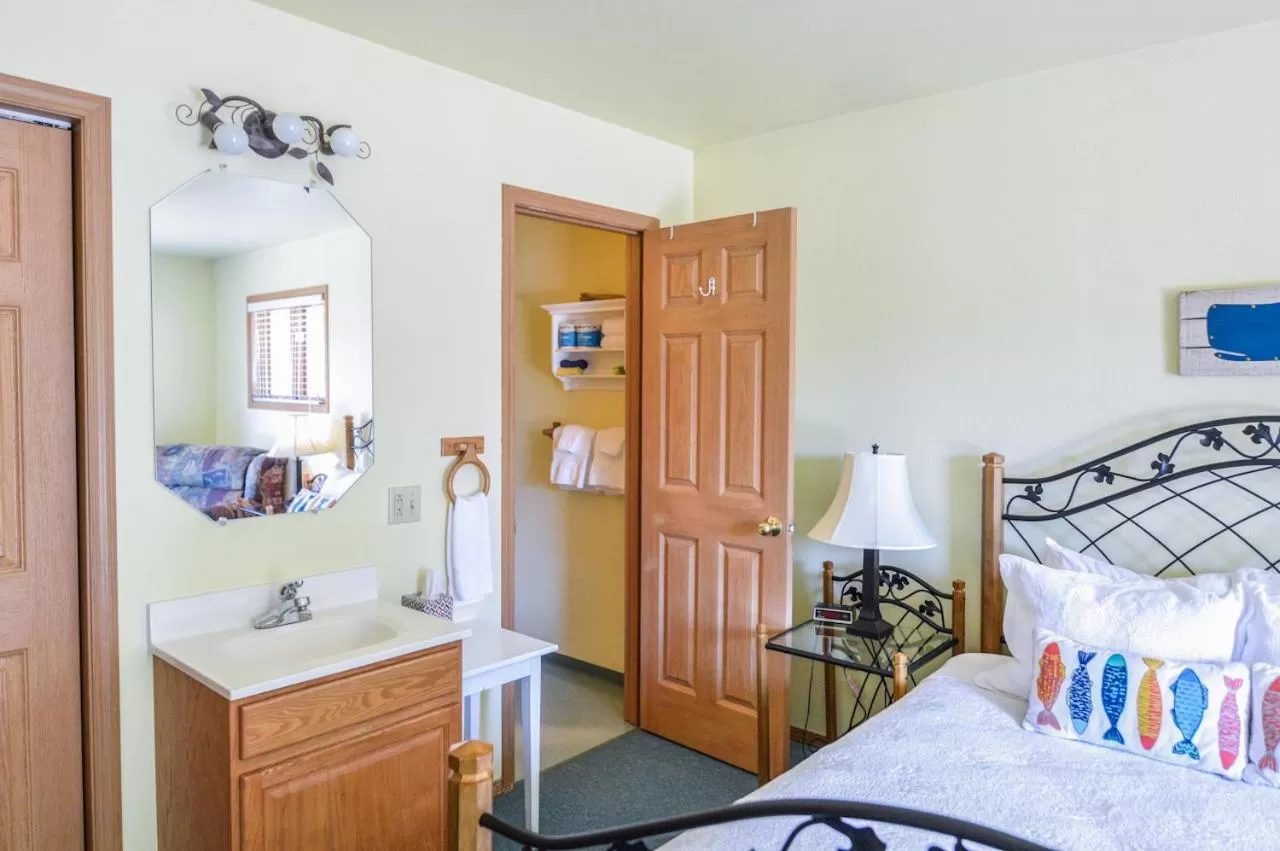 Bed in Sea Treasures Inn