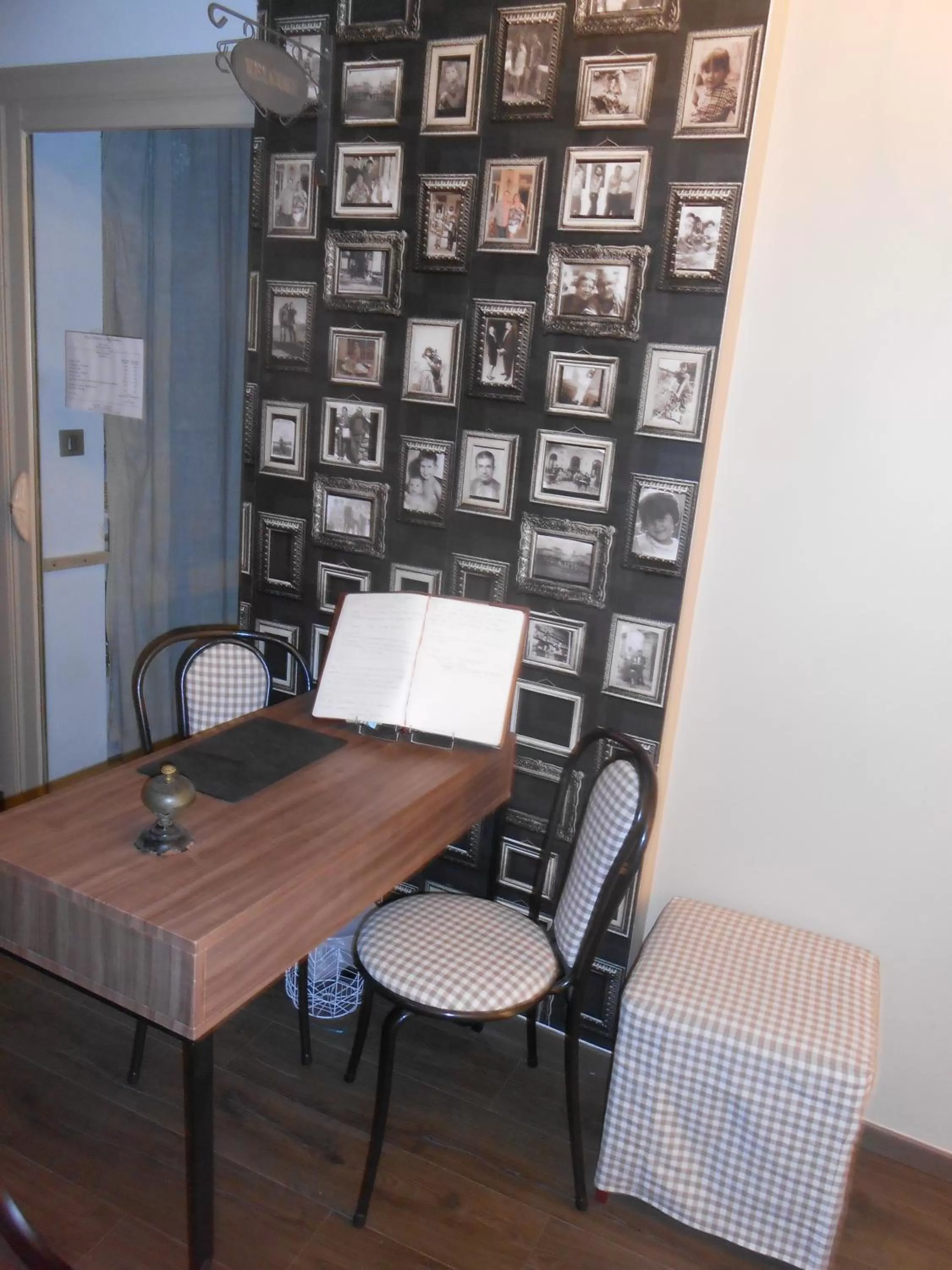 Lobby or reception in Hôtel-Restaurant "Chez Carrière"