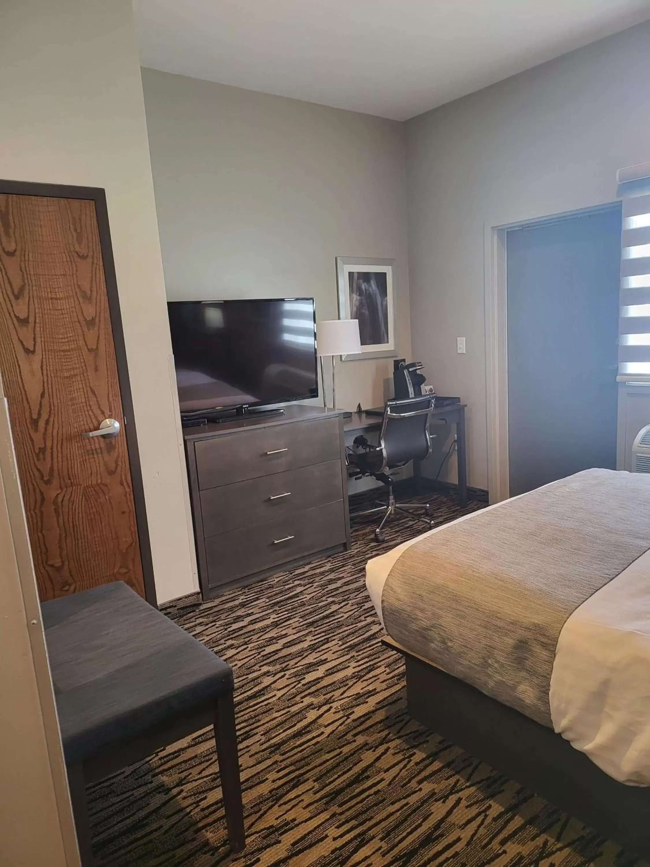 Bedroom, TV/Entertainment Center in Best Western Sawtooth Inn and Suites