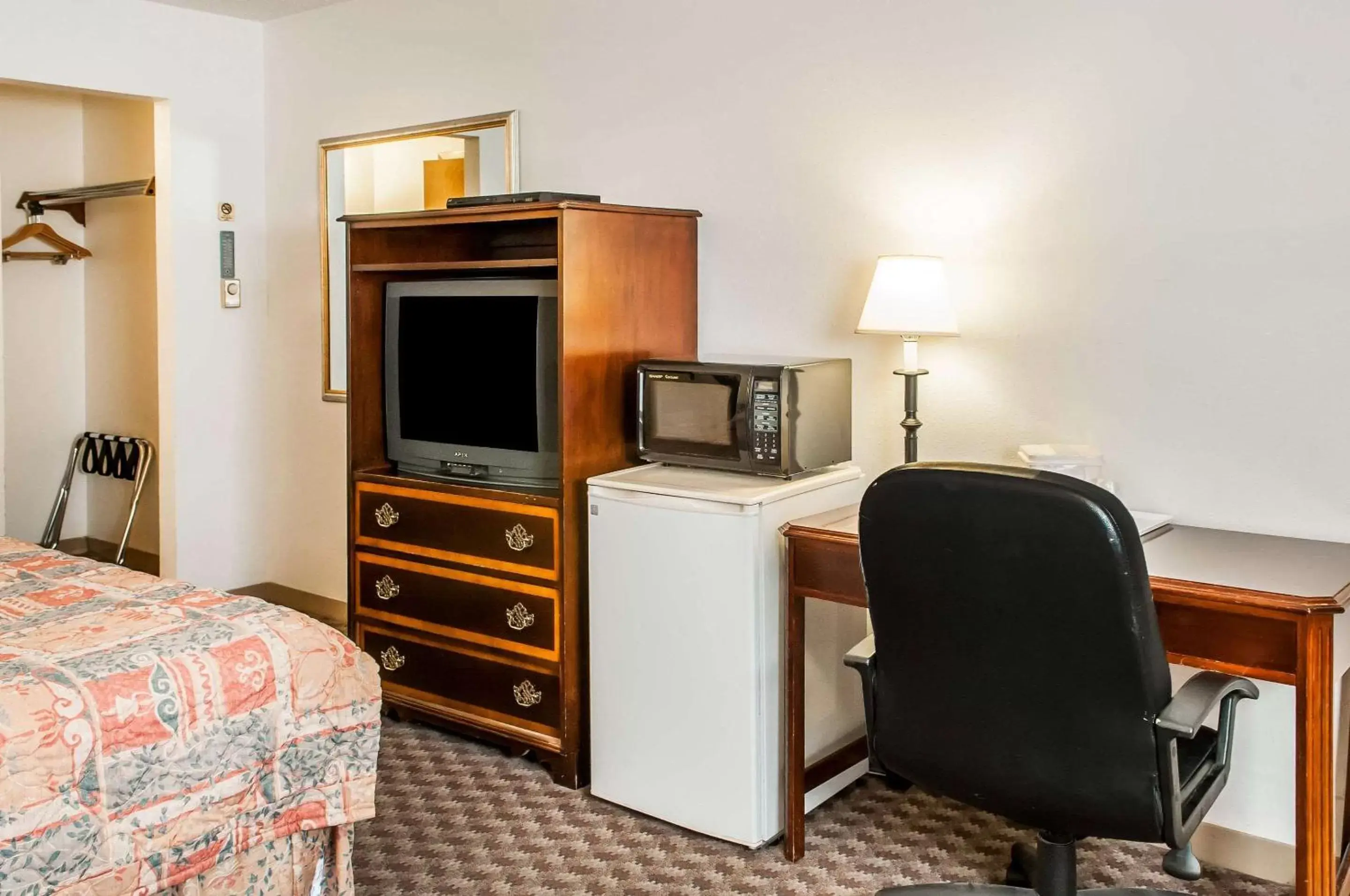 Photo of the whole room, TV/Entertainment Center in Econo Lodge Eagle Nest