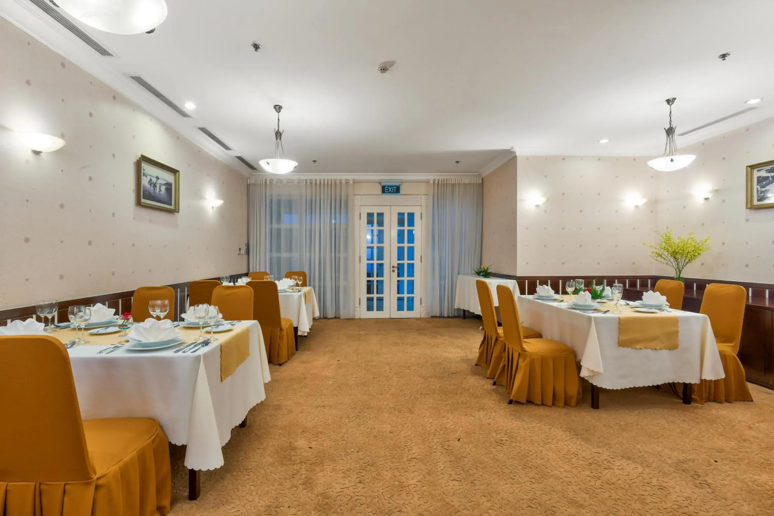 Restaurant/Places to Eat in La Sapinette Hotel