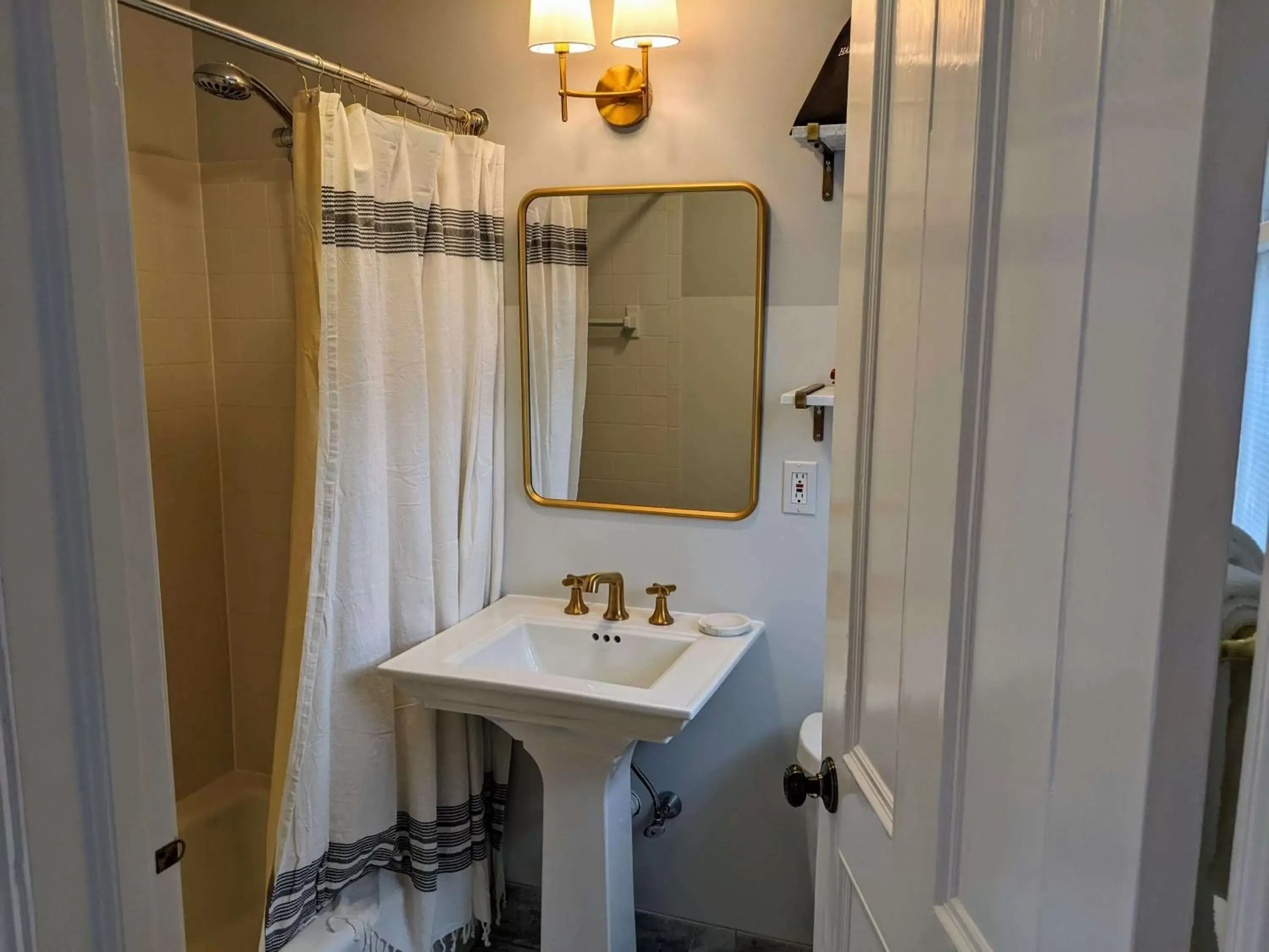 Bathroom in Stanton House Inn