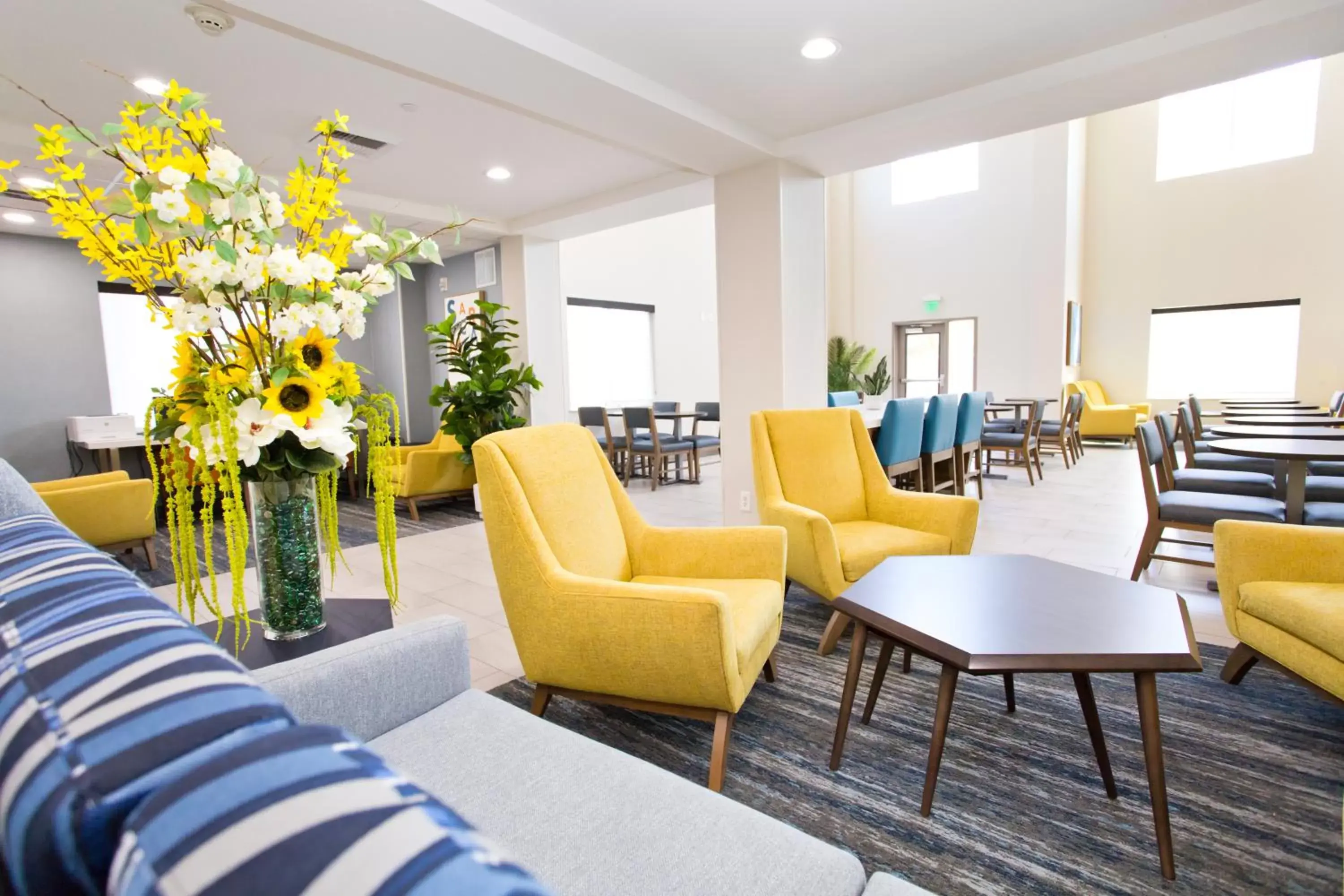 Seating area in Holiday Inn Express & Suites Sacramento NE Cal Expo, an IHG Hotel