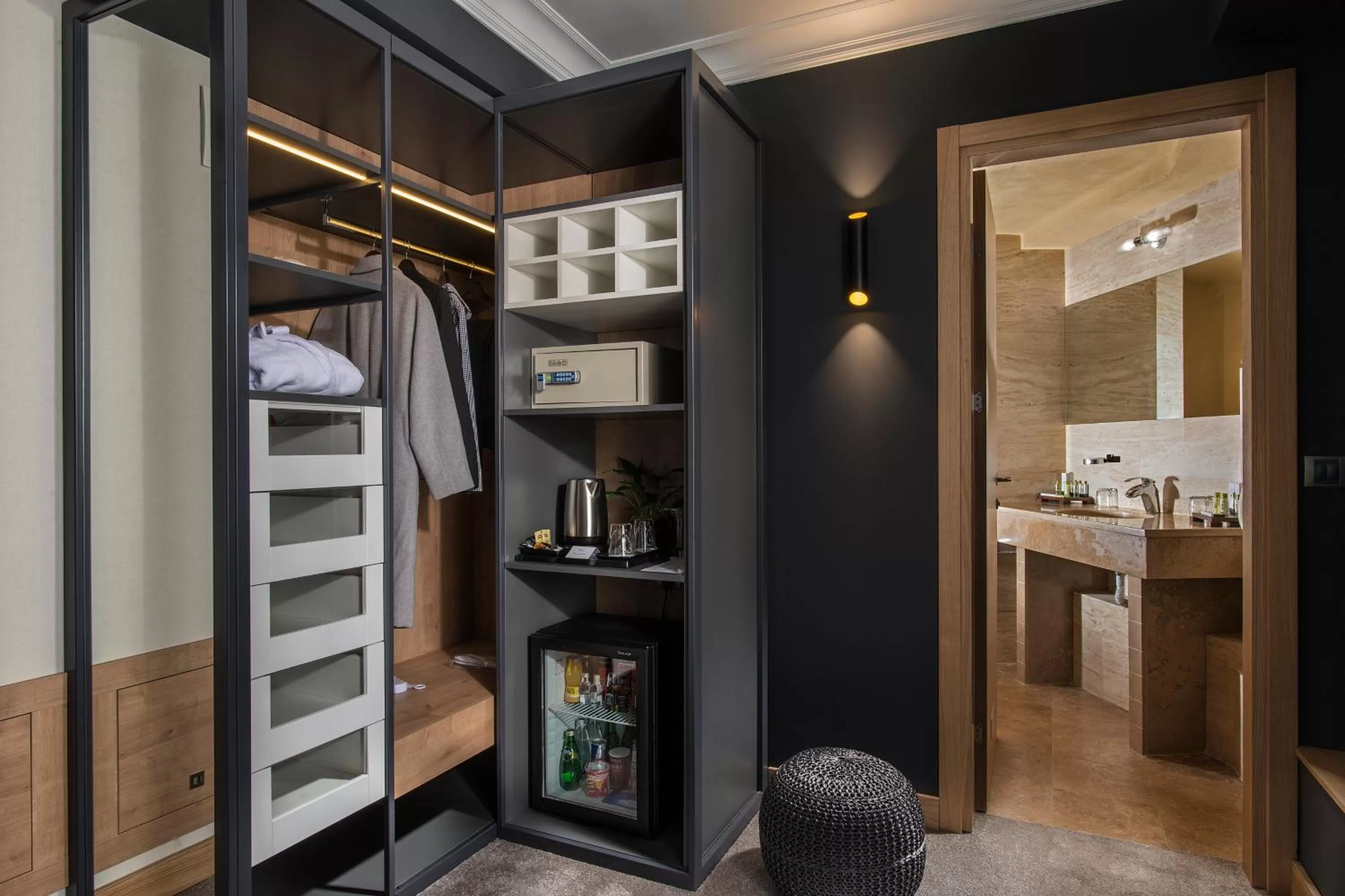 Bathroom, Bed in Rosslyn Thracia Hotel Sofia