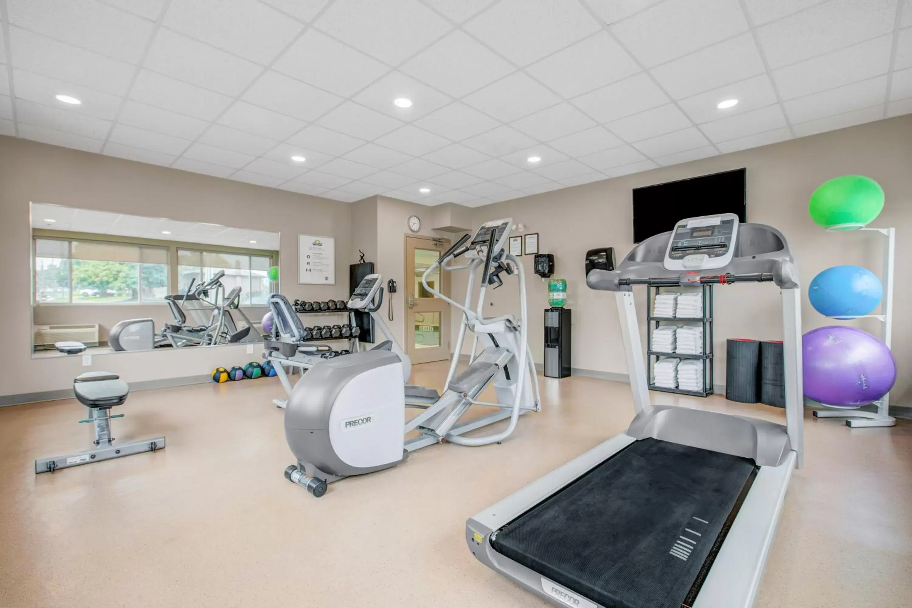 Fitness centre/facilities, Fitness Center/Facilities in Days Inn & Suites by Wyndham Lindsay