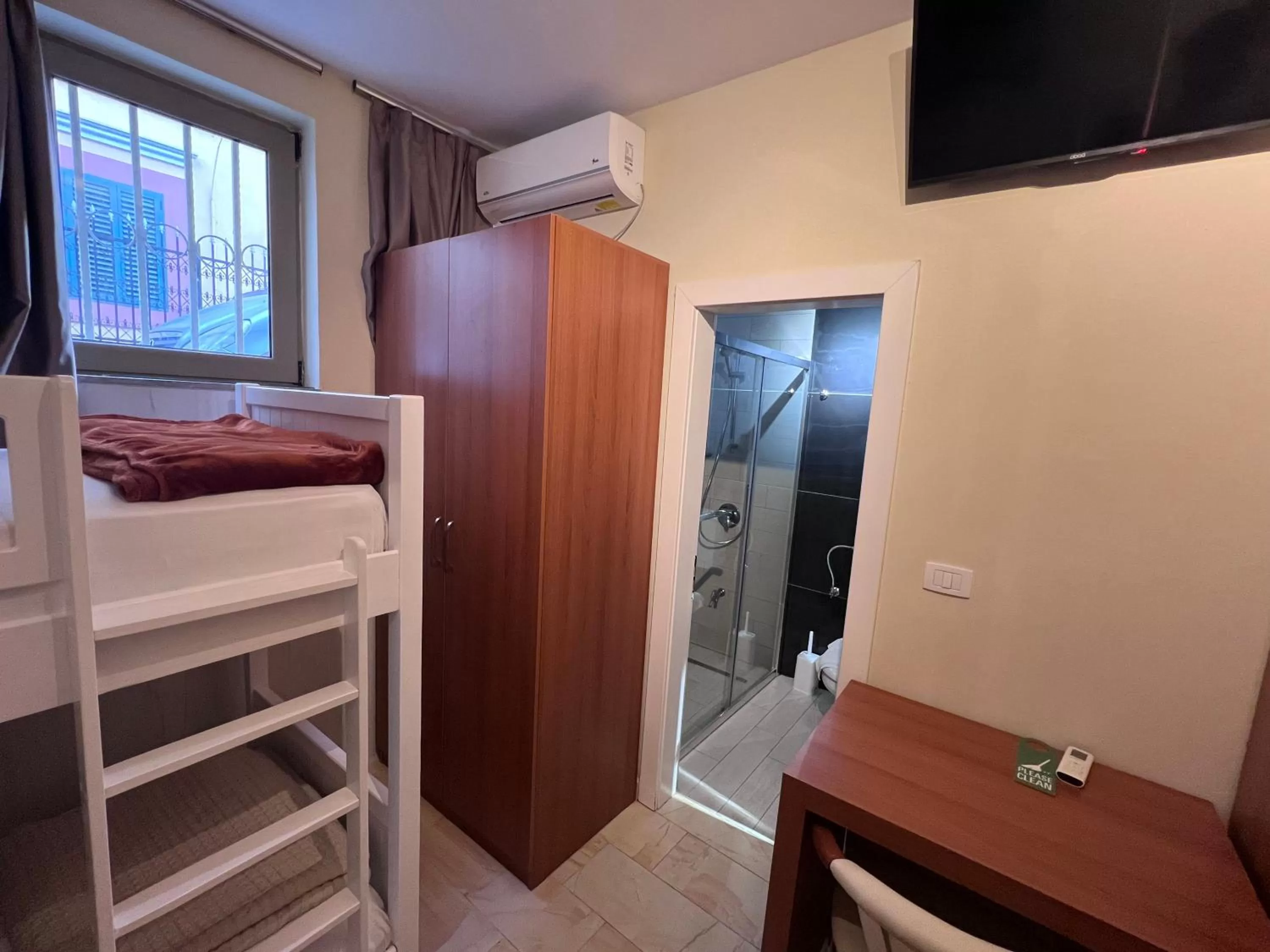 Communal lounge/ TV room, TV/Entertainment Center in Bobi Hotel