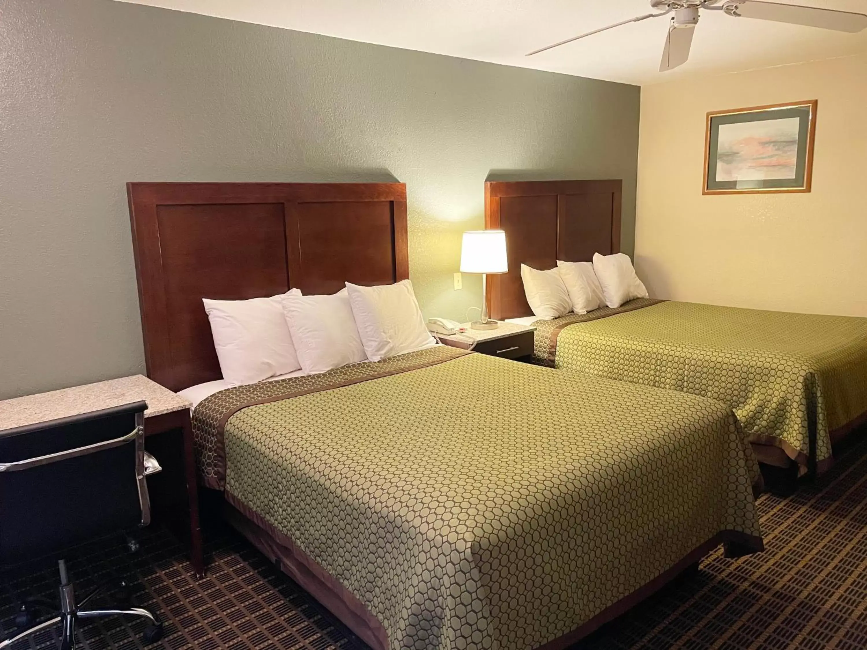 Bed in Great Western Inn & Suites