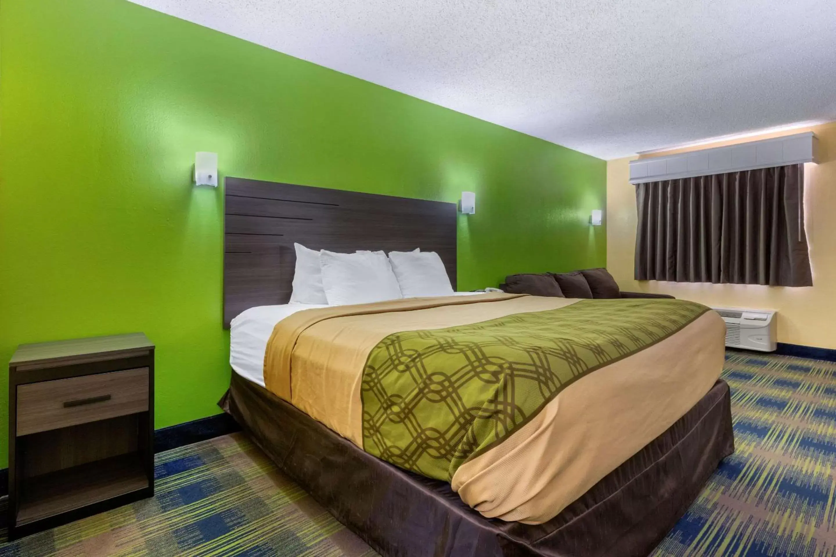 Photo of the whole room, Bed in Econo Lodge Nashville Airport East