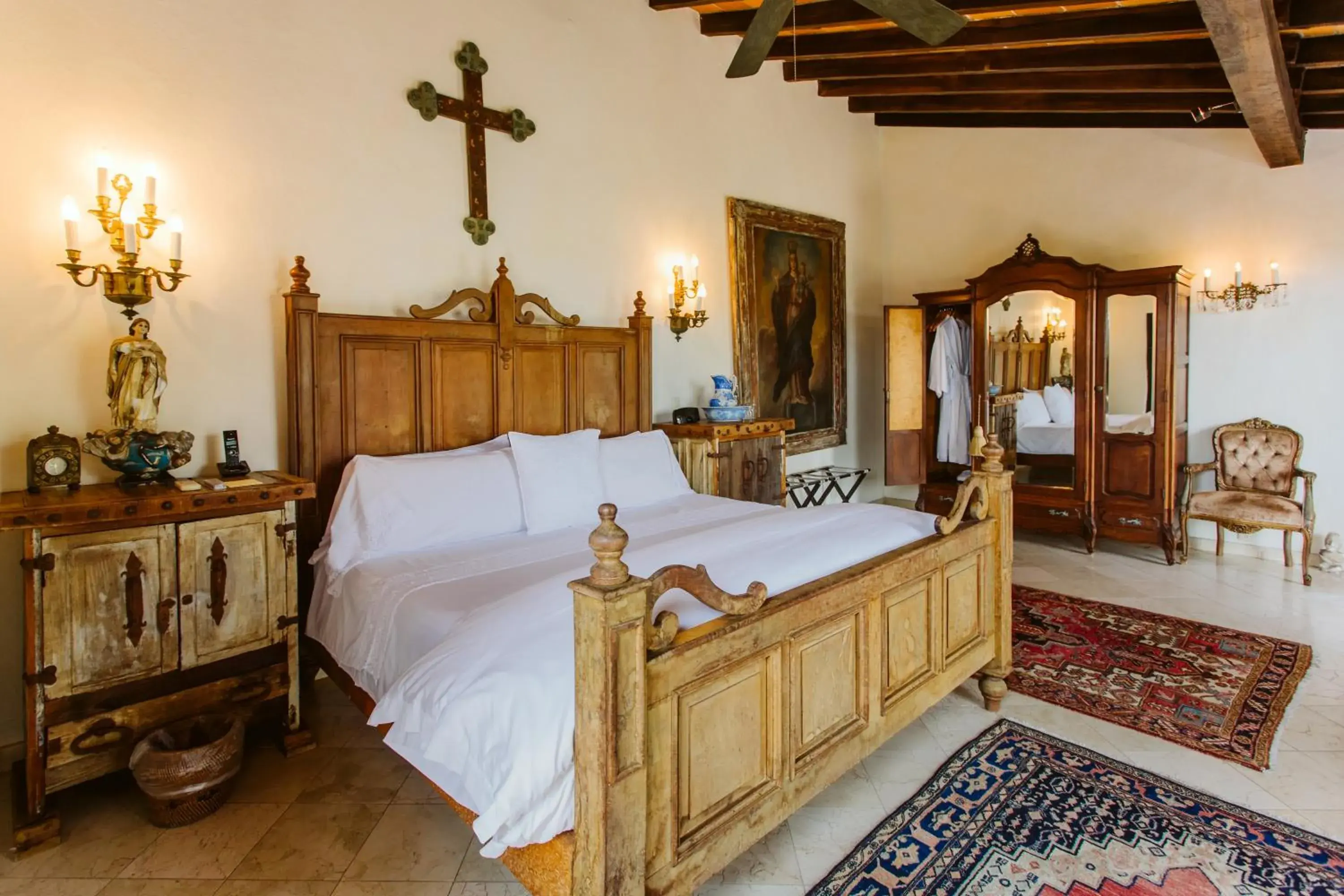 Photo of the whole room, Bed in Hacienda San Angel