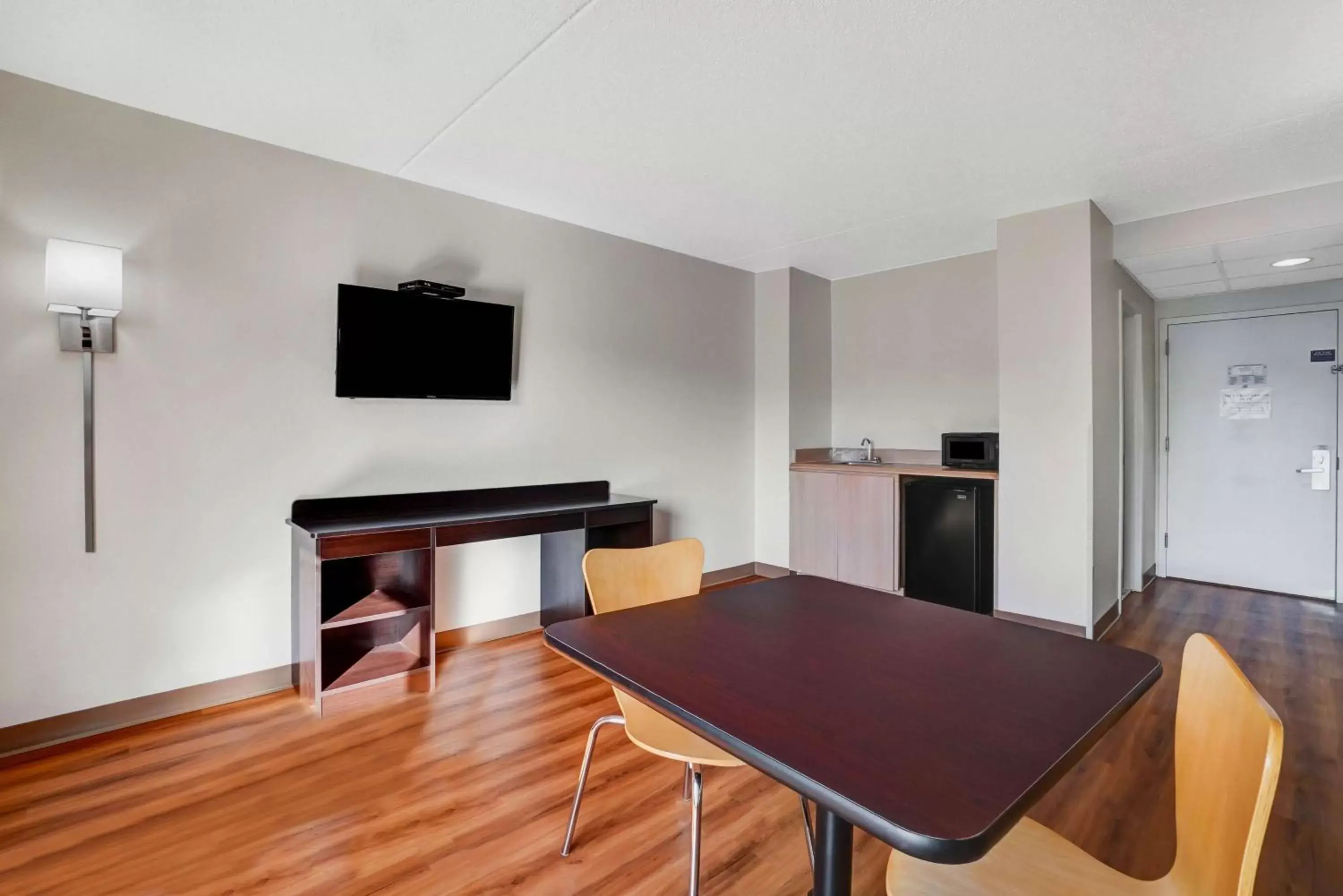 Photo of the whole room, Dining Area in Motel 6-Lawrenceville, NJ