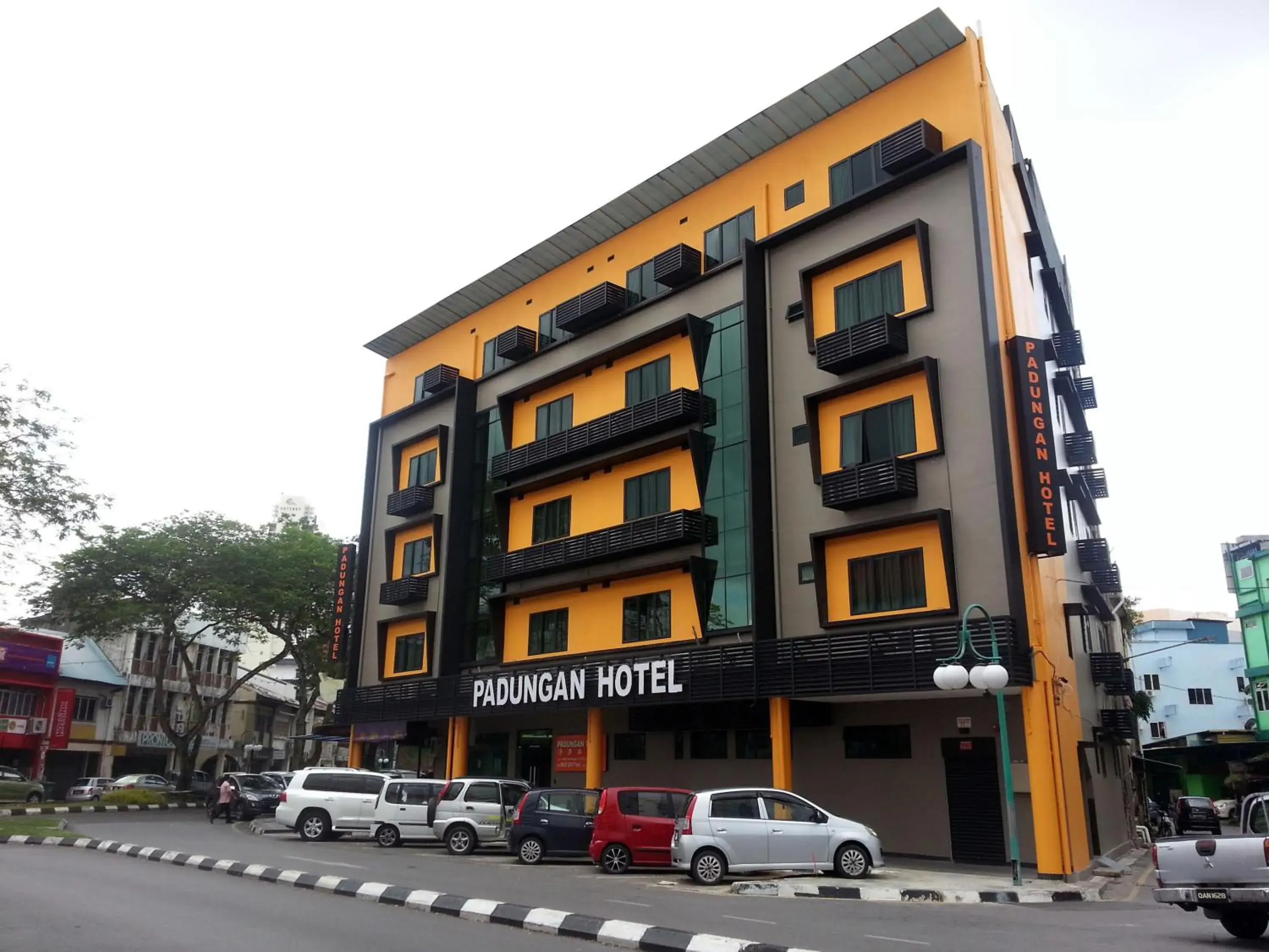 Facade/entrance, Property Building in Padungan Hotel