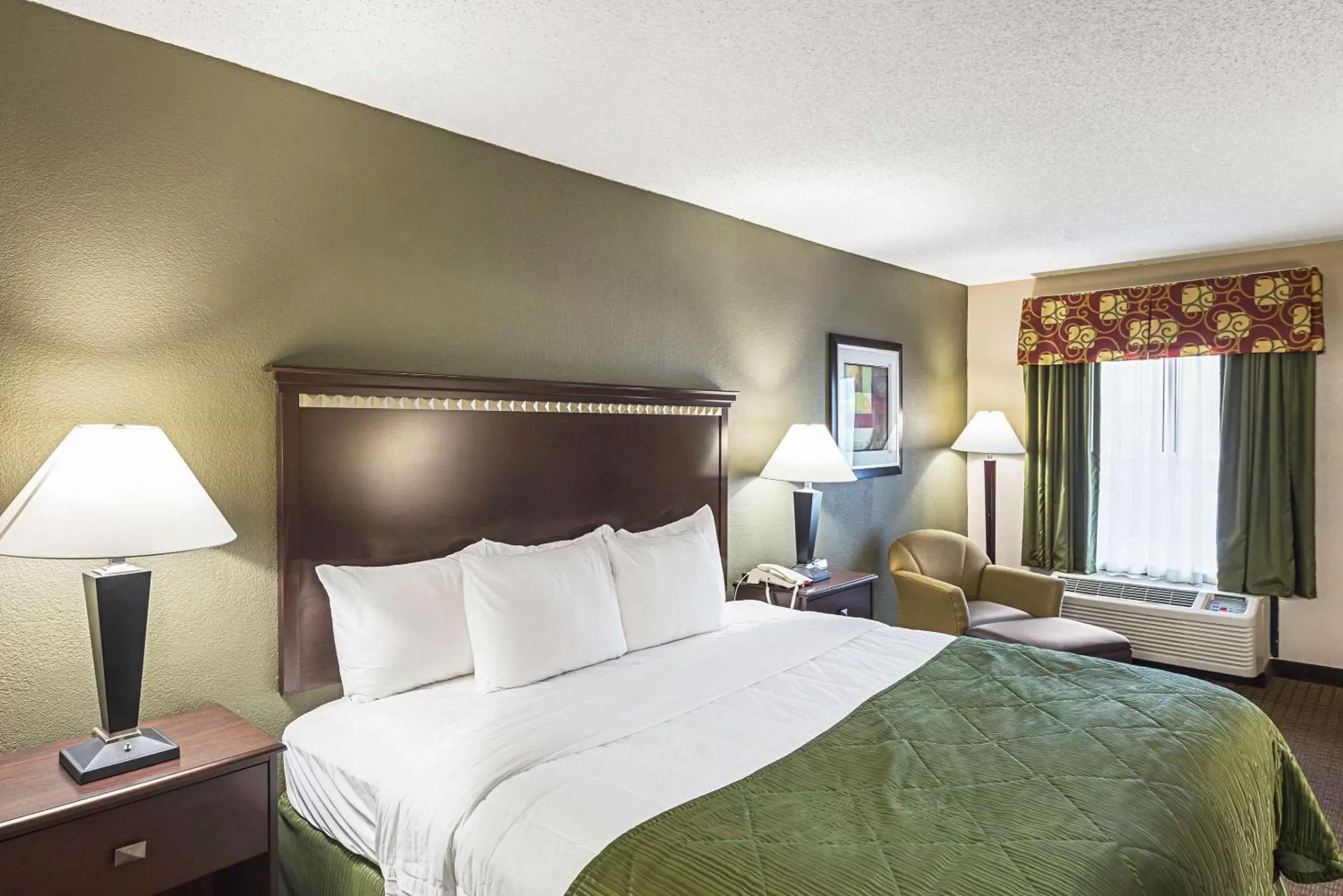 Photo of the whole room, Bed in Quality Inn & Suites Greenville - Haywood Mall