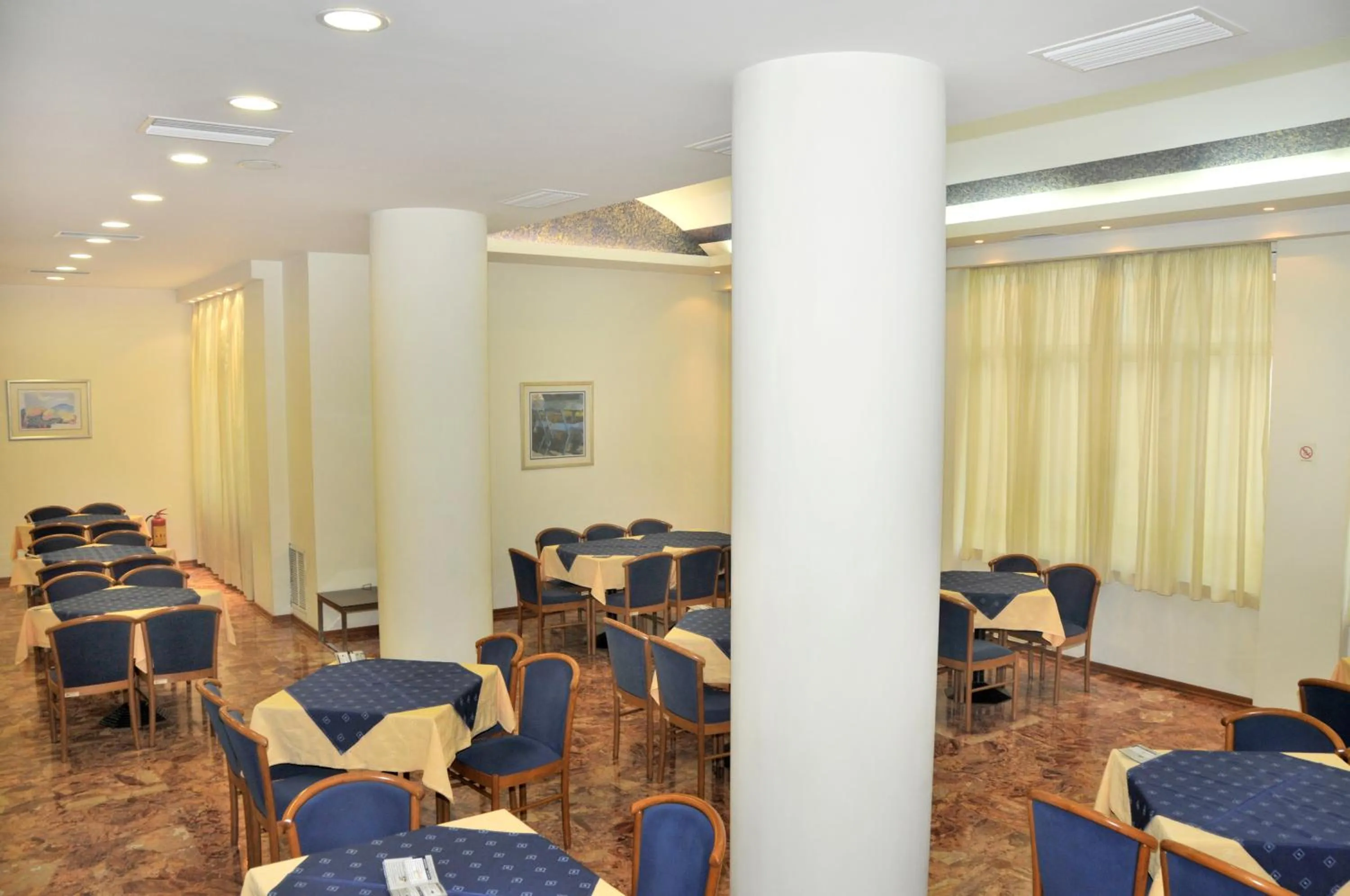 Restaurant/places to eat in Hotel Elena