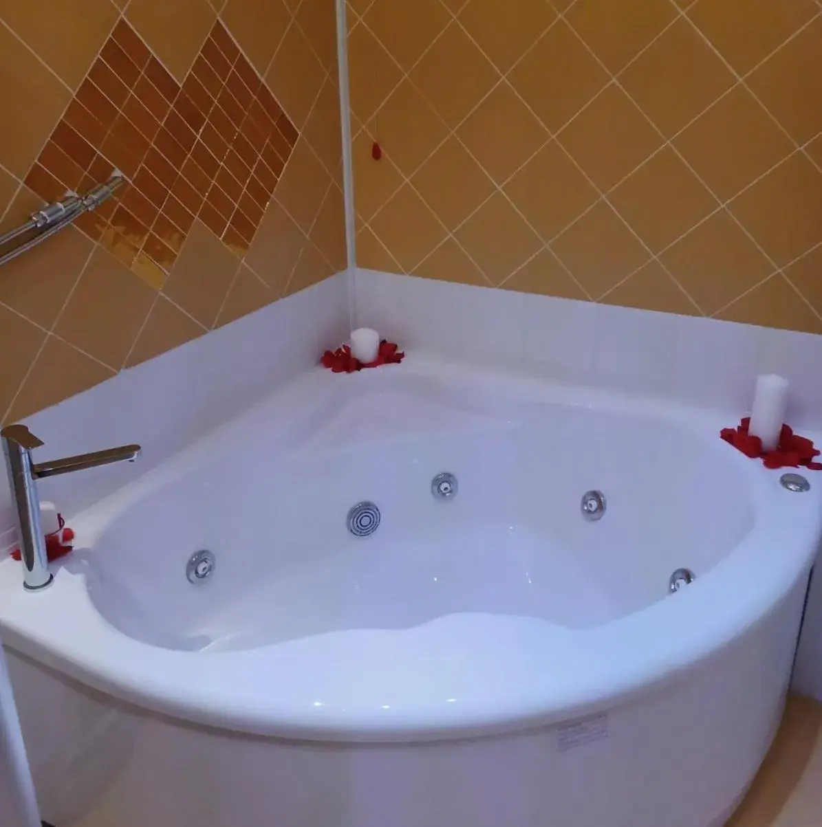 Hot Tub, Bathroom in Hotel Manzoni Wellness&Spa