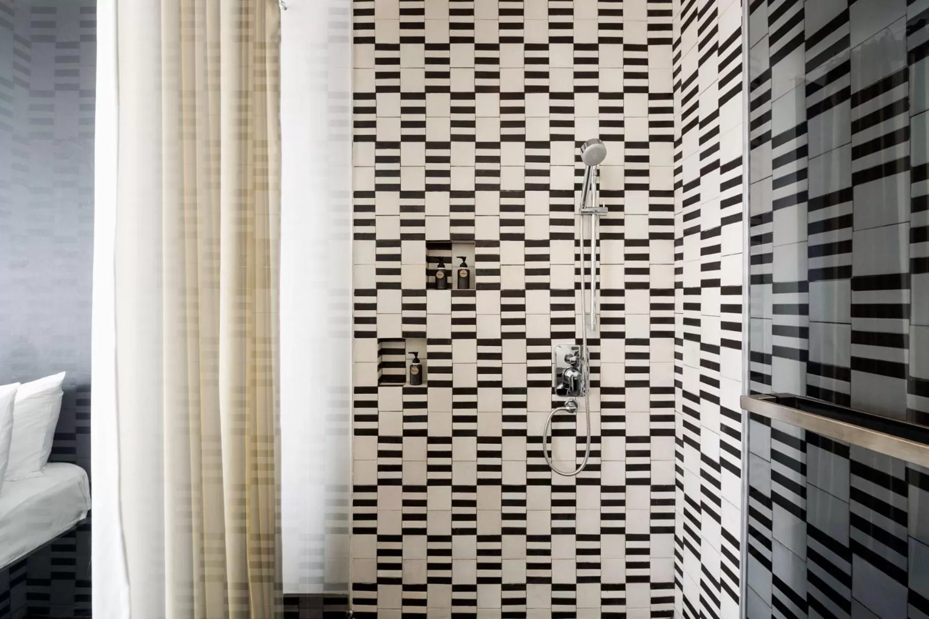 Shower in Sala Rattanakosin Bangkok