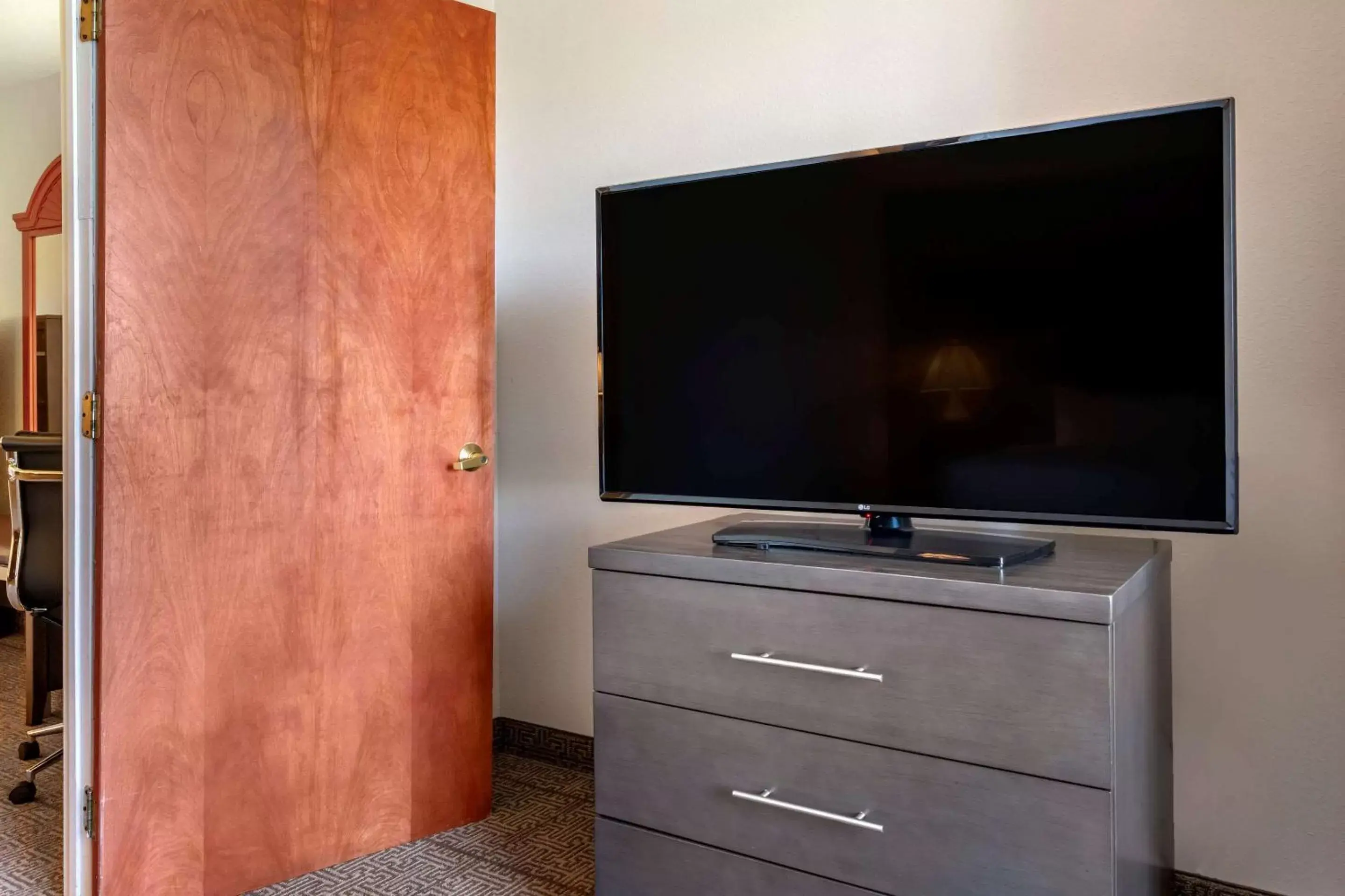 Photo of the whole room, TV/Entertainment Center in Comfort Suites Fort Pierce I-95