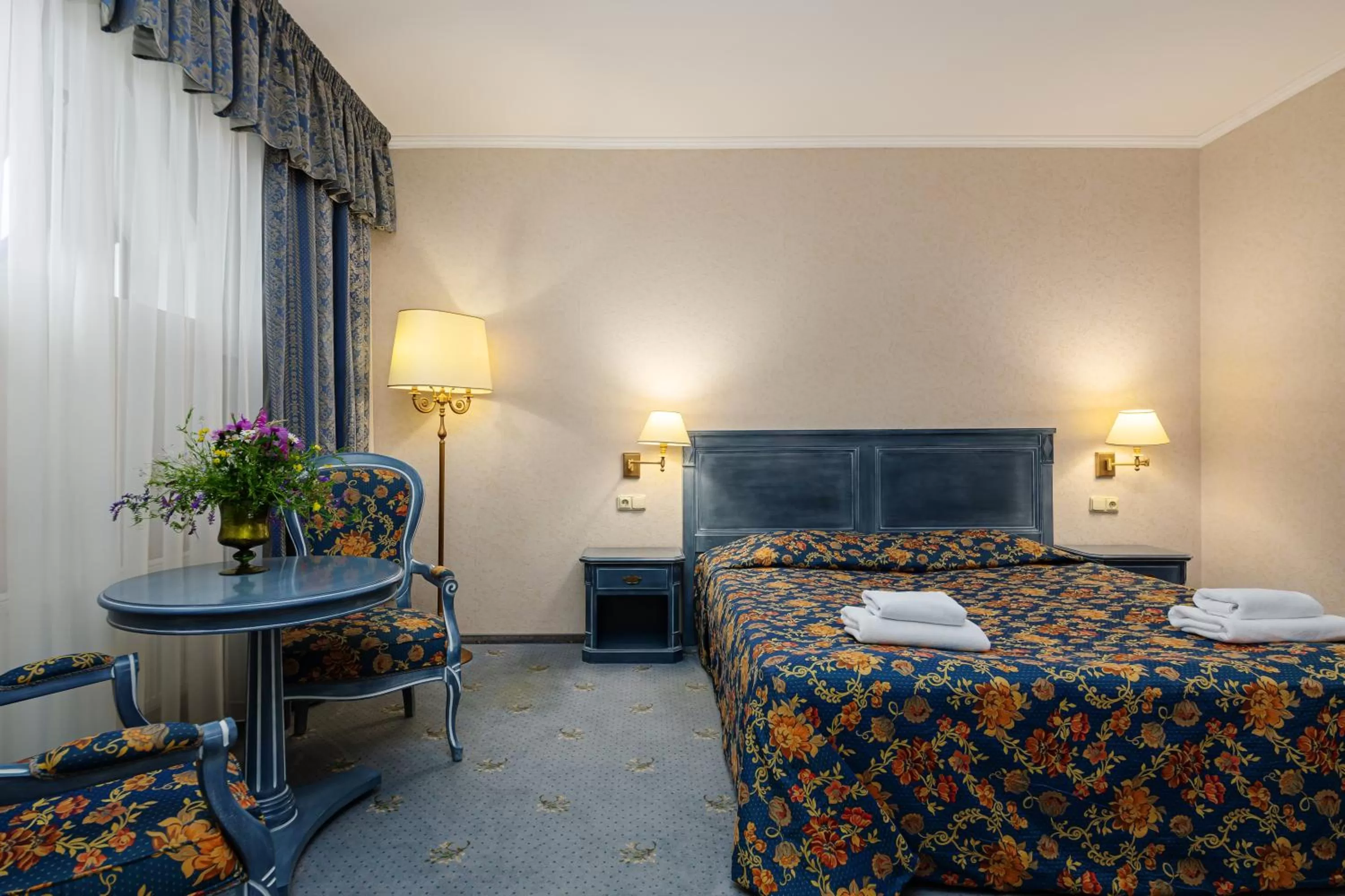 Photo of the whole room, Bed in Edelweiss