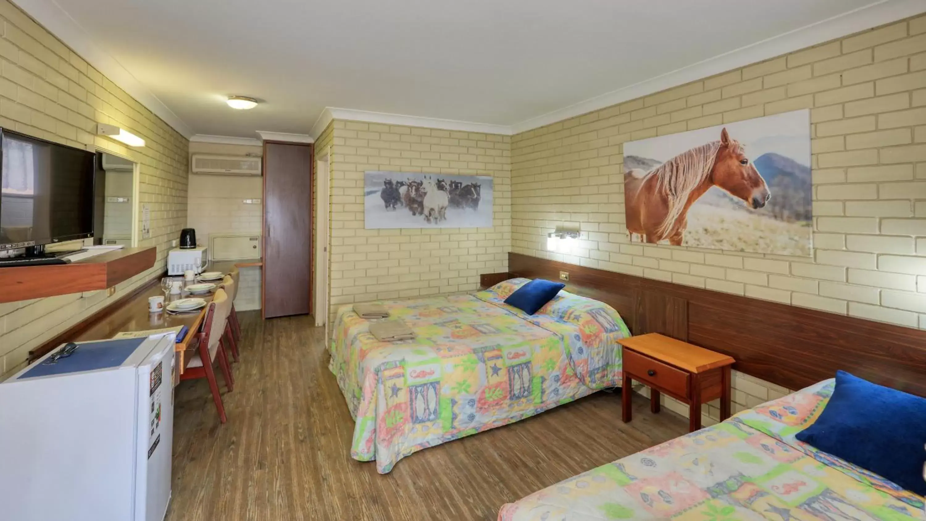 Pets, Bed in Matthew Flinders Motor Inn