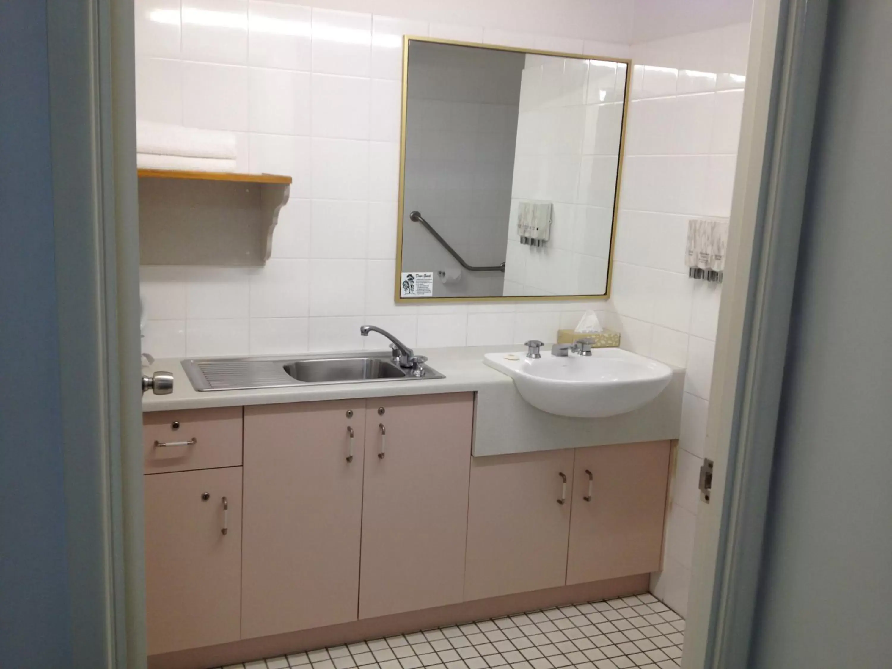 Bathroom, Kitchen/Kitchenette in Best Western Cattle City Motor Inn