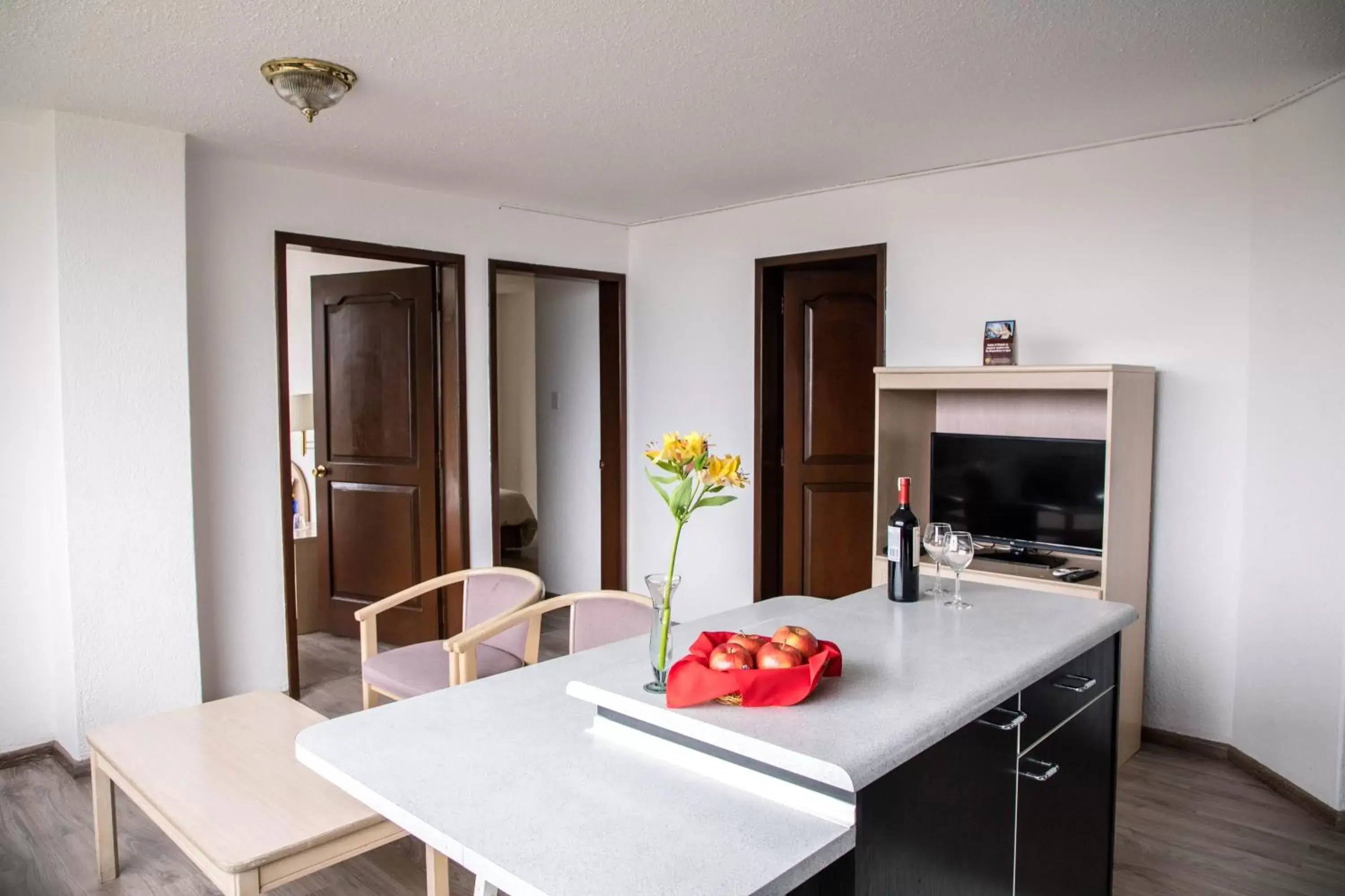 Kitchen or kitchenette, TV/Entertainment Center in Stanford Suites Hotel