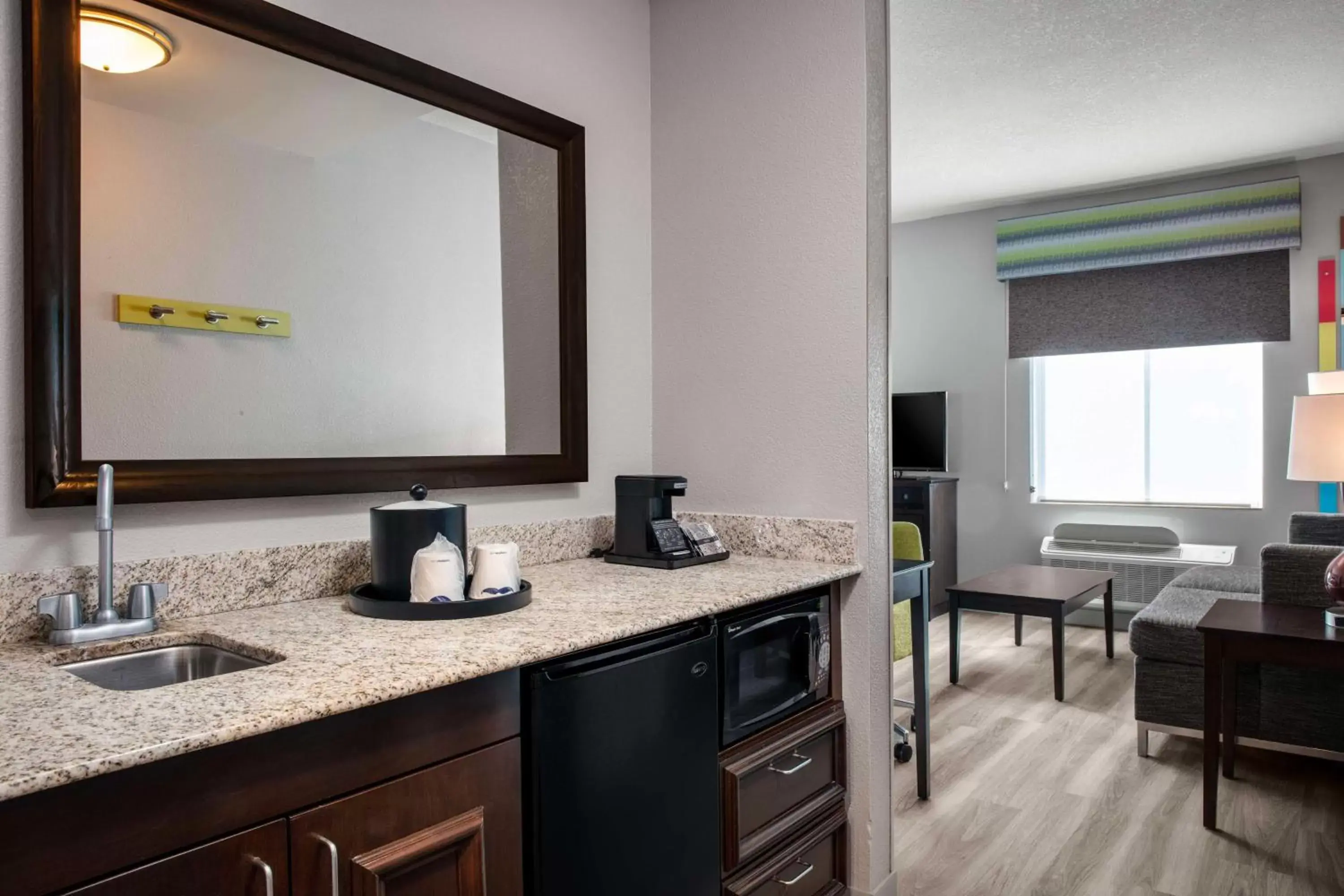 Photo of the whole room, Kitchen/Kitchenette in Hampton Inn & Suites Homestead Miami South