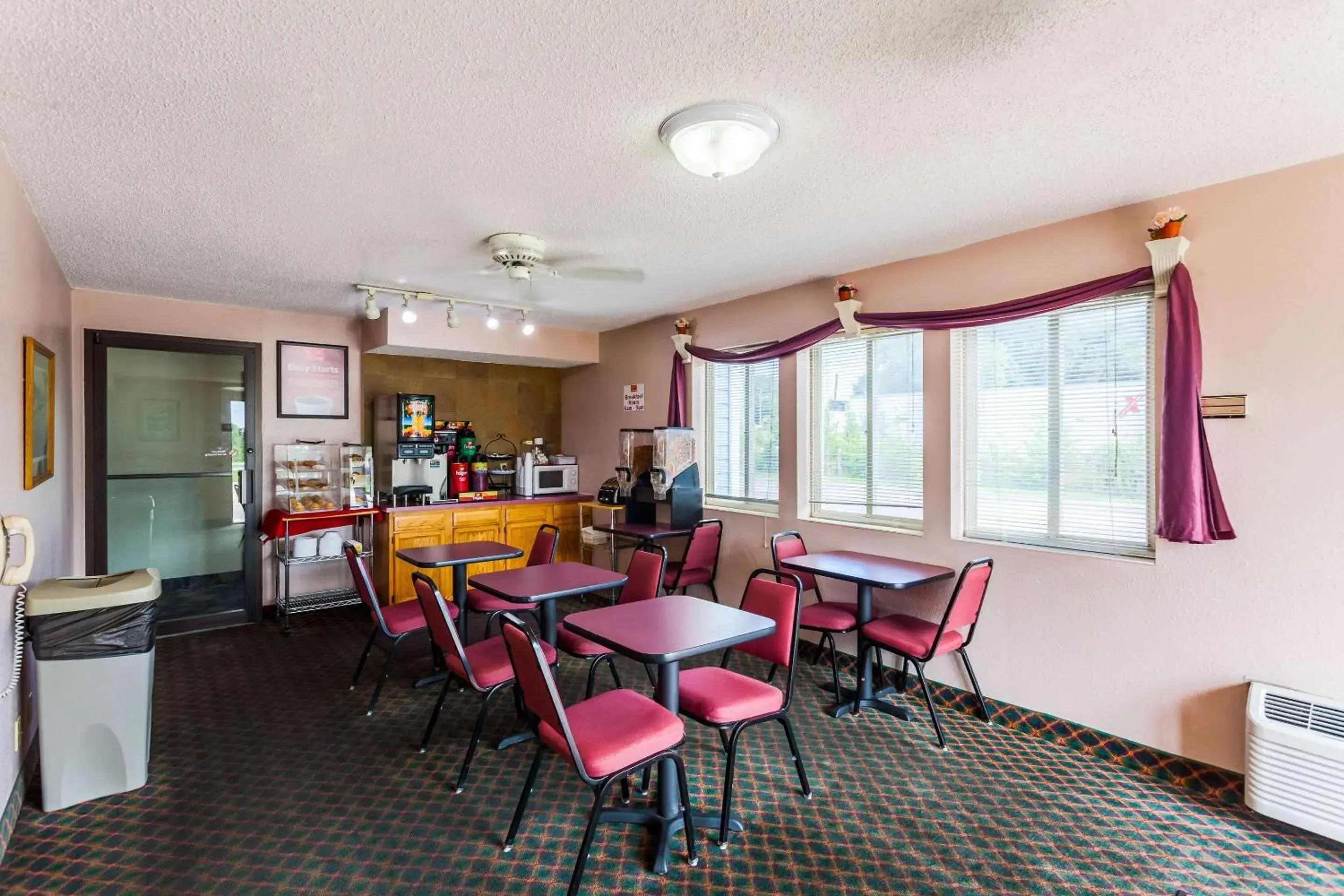 Restaurant/places to eat in Econo Lodge Lincoln